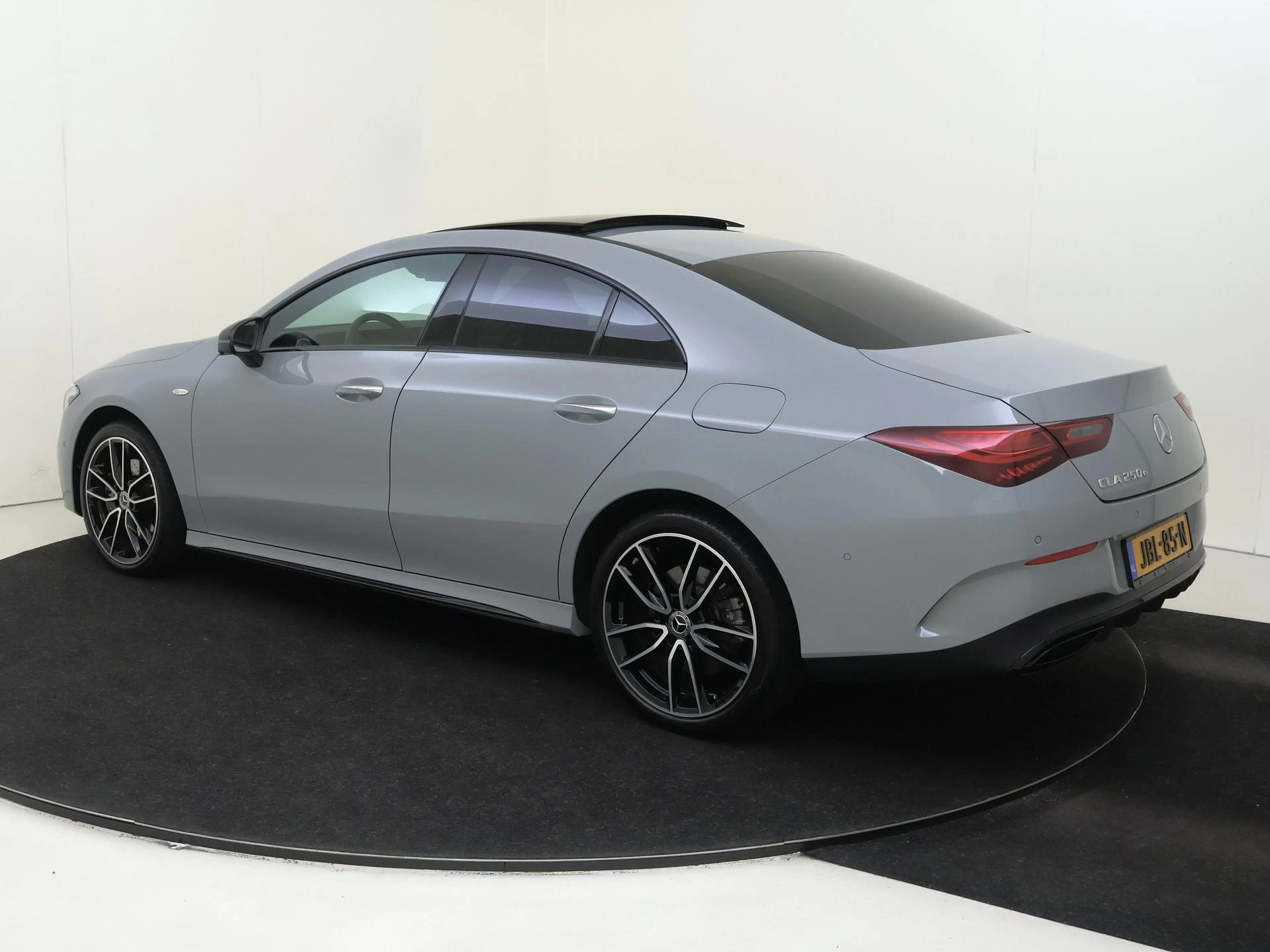 Mercedes-Benz-CLA-image-2