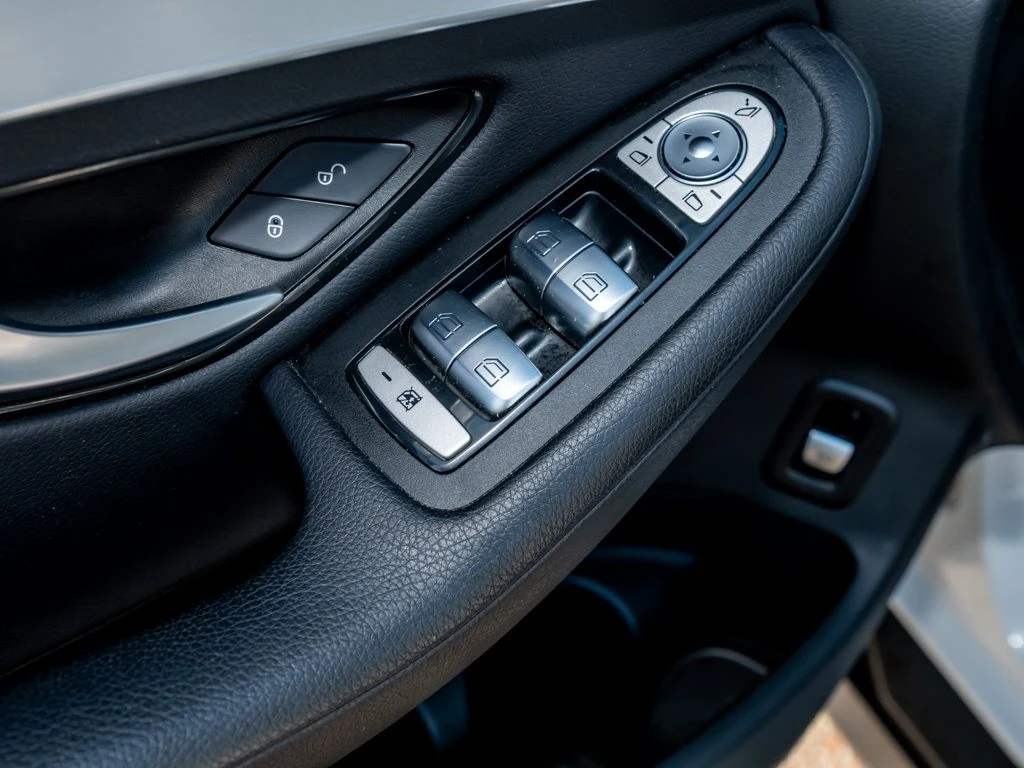 Mercedes-Benz-GLC 200 d-image-14
