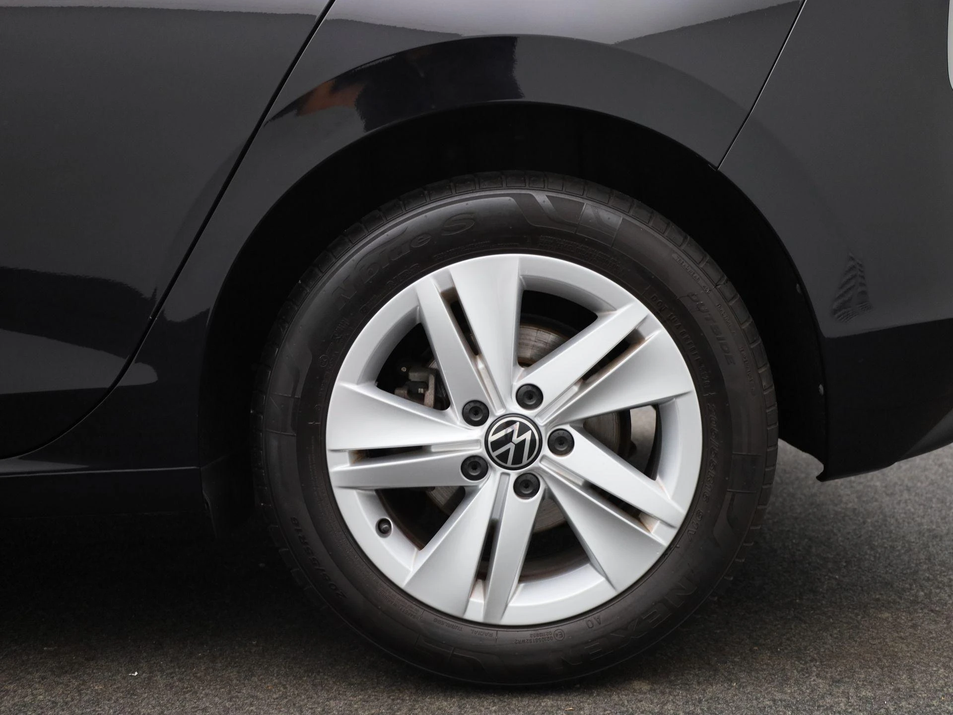 Volkswagen-Golf-image-12