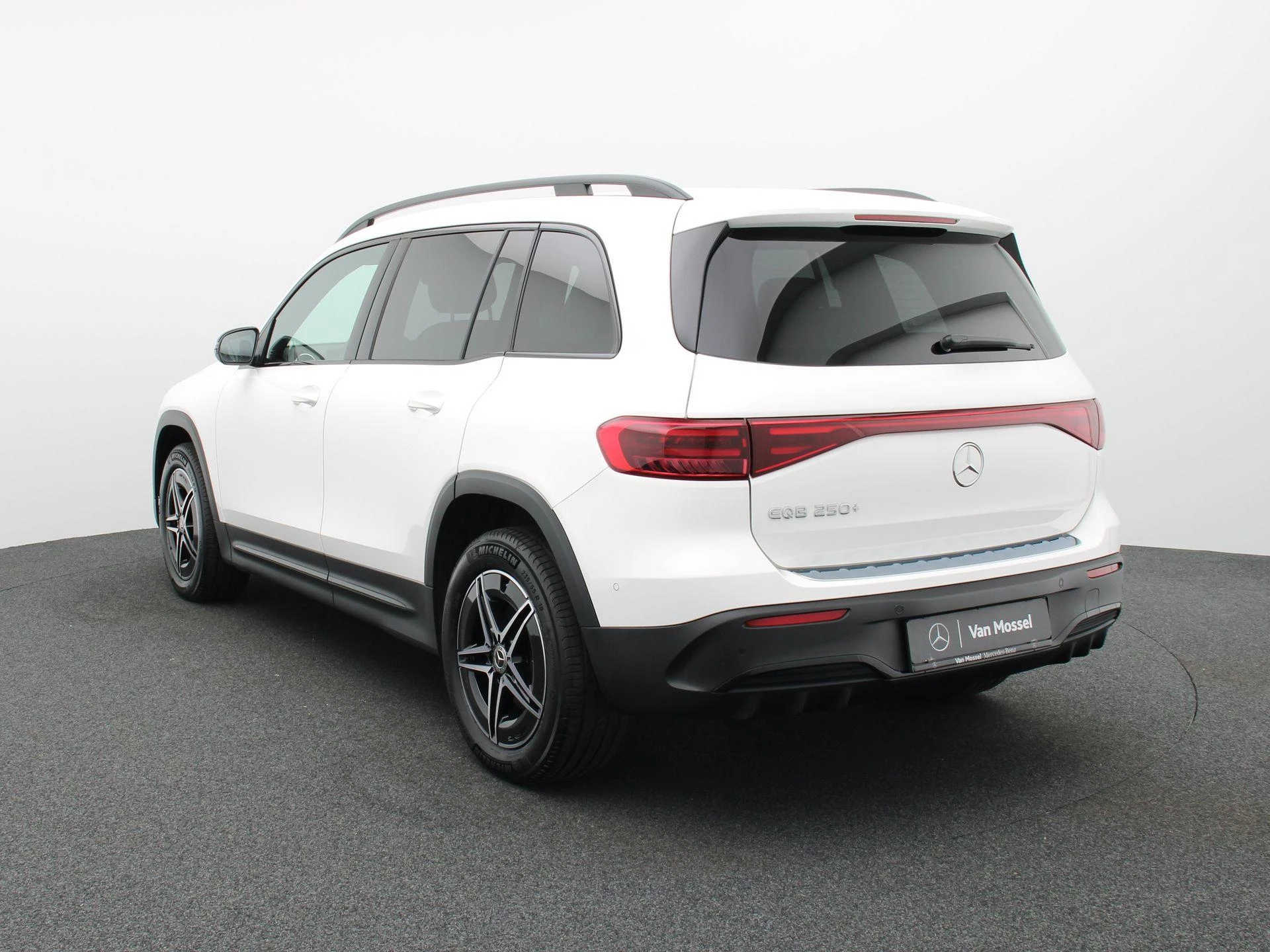 Mercedes-Benz EQB 250+ AMG Line + 7 ZITPLAATSEN + CARPLAY + NIGHTPAKKET +