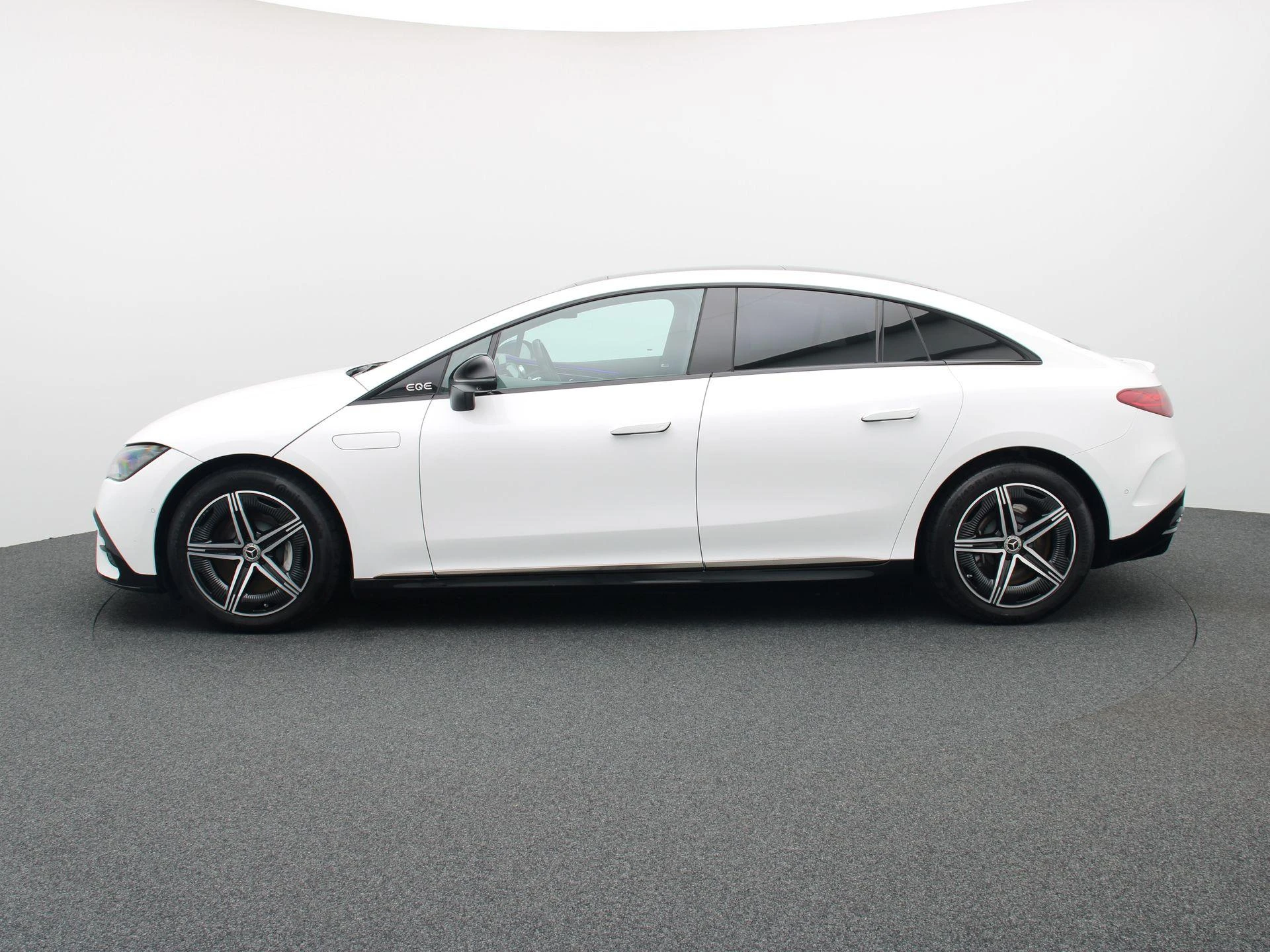 Mercedes-Benz-EQE-image-3