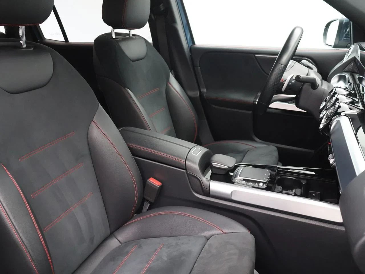 Mercedes-Benz-GLB-image-4