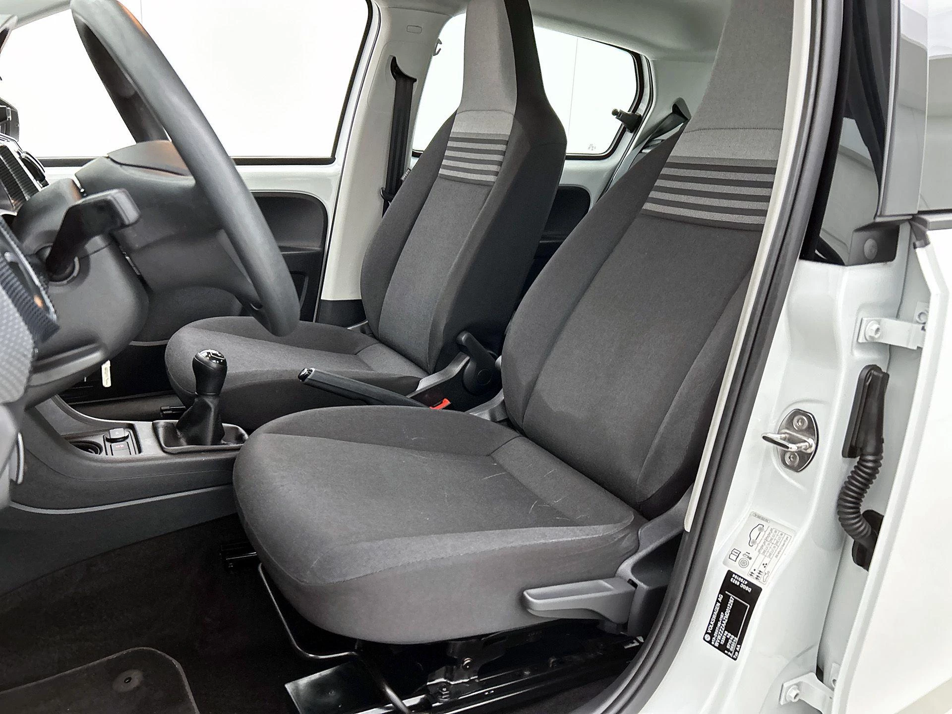 Volkswagen-up!-image-28