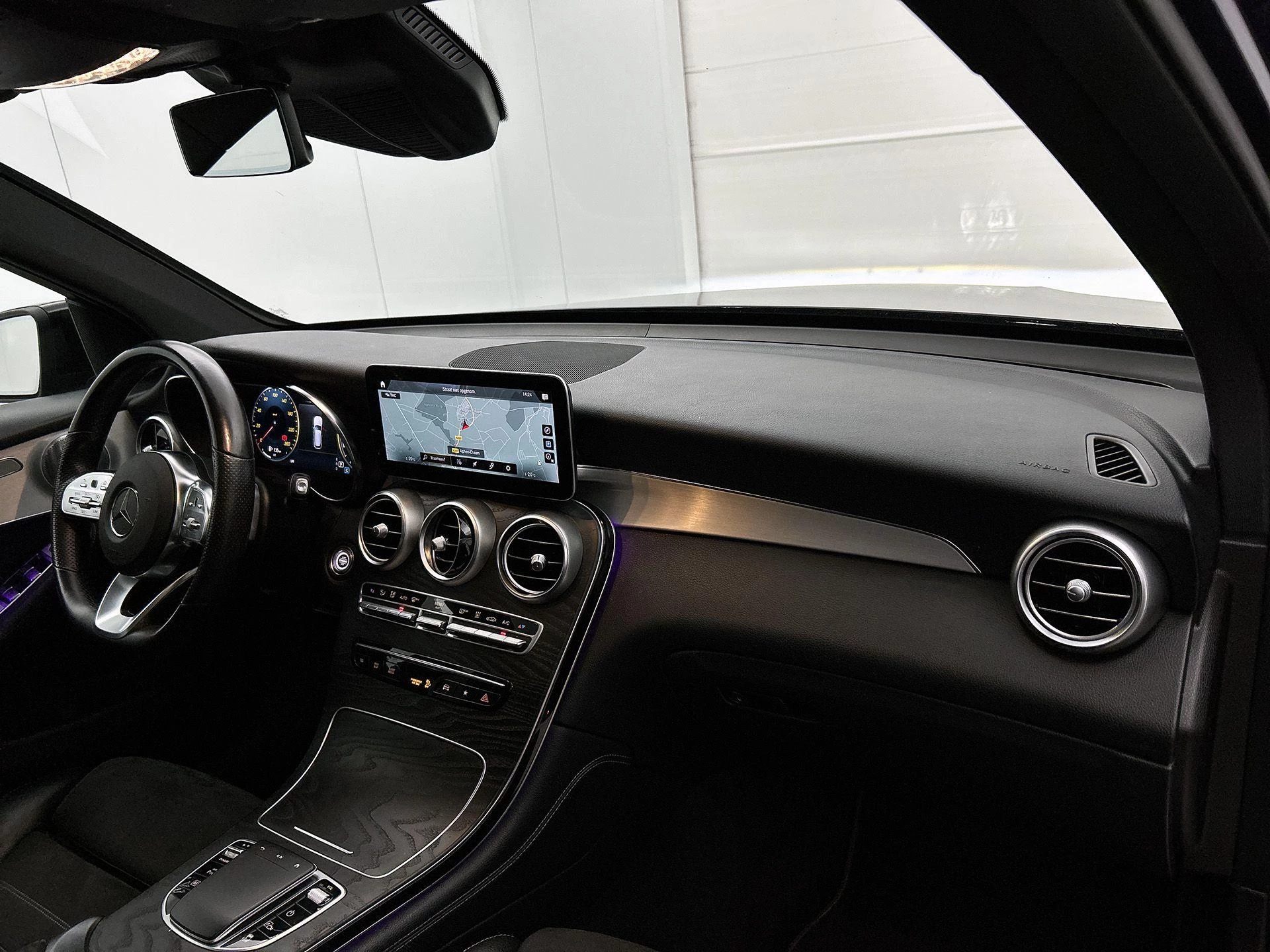 Mercedes-Benz-GLC-image-16