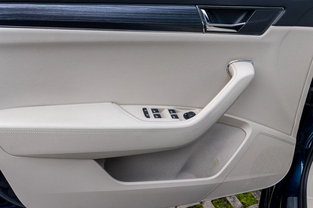 Škoda Superb Combi 2.0 TDI DSG Style Business, AHK