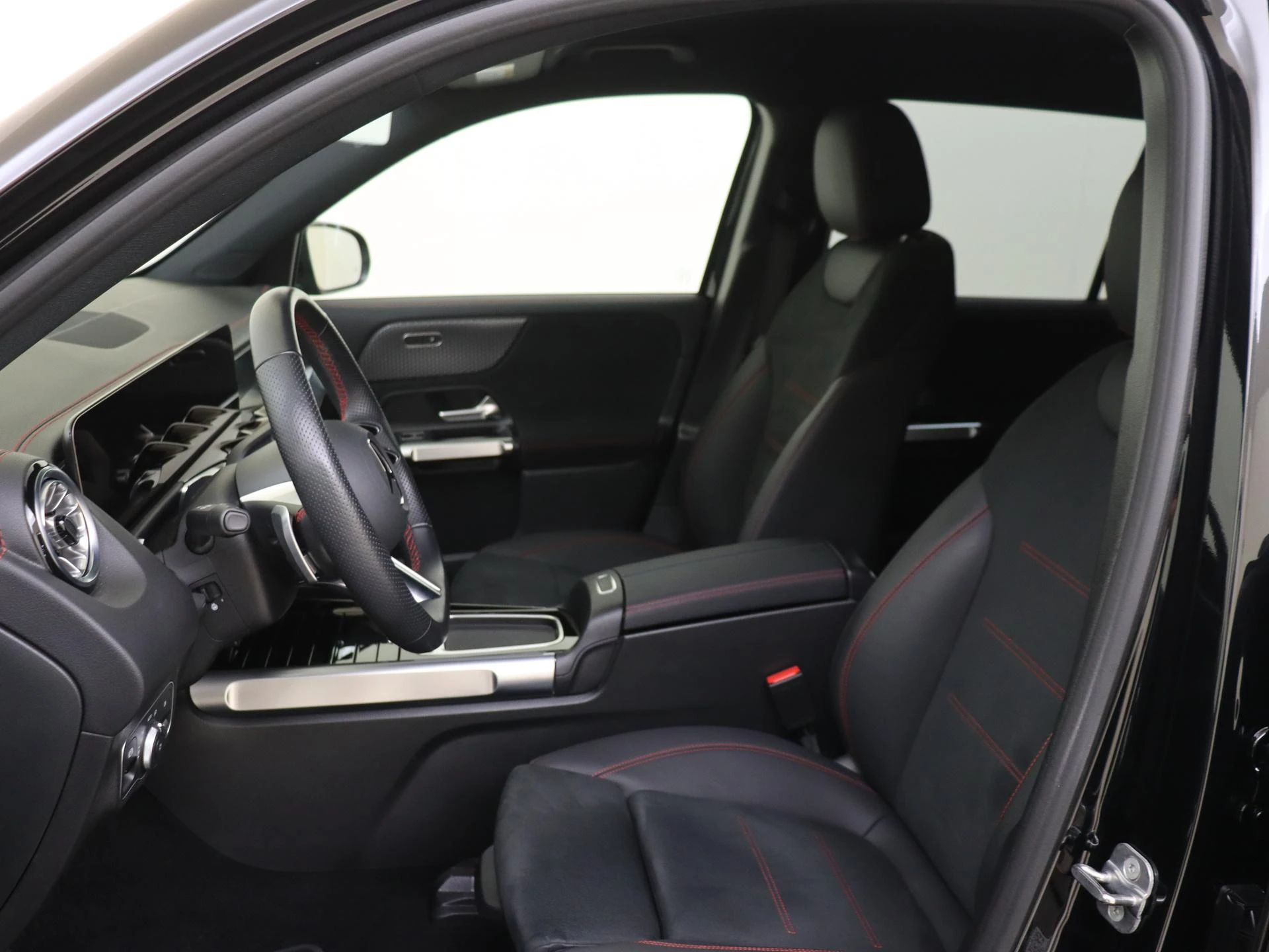 Mercedes-Benz-EQB-image-14