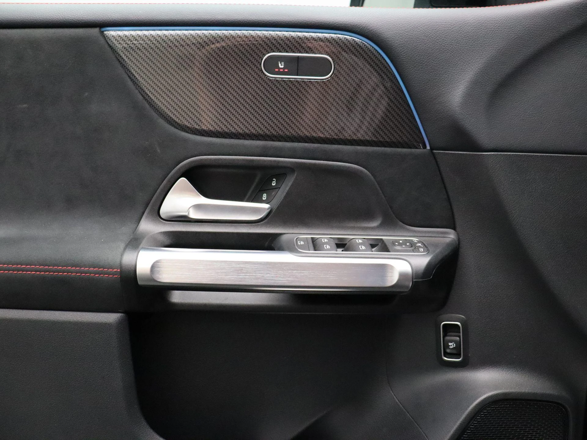 Mercedes-Benz-GLB-image-10