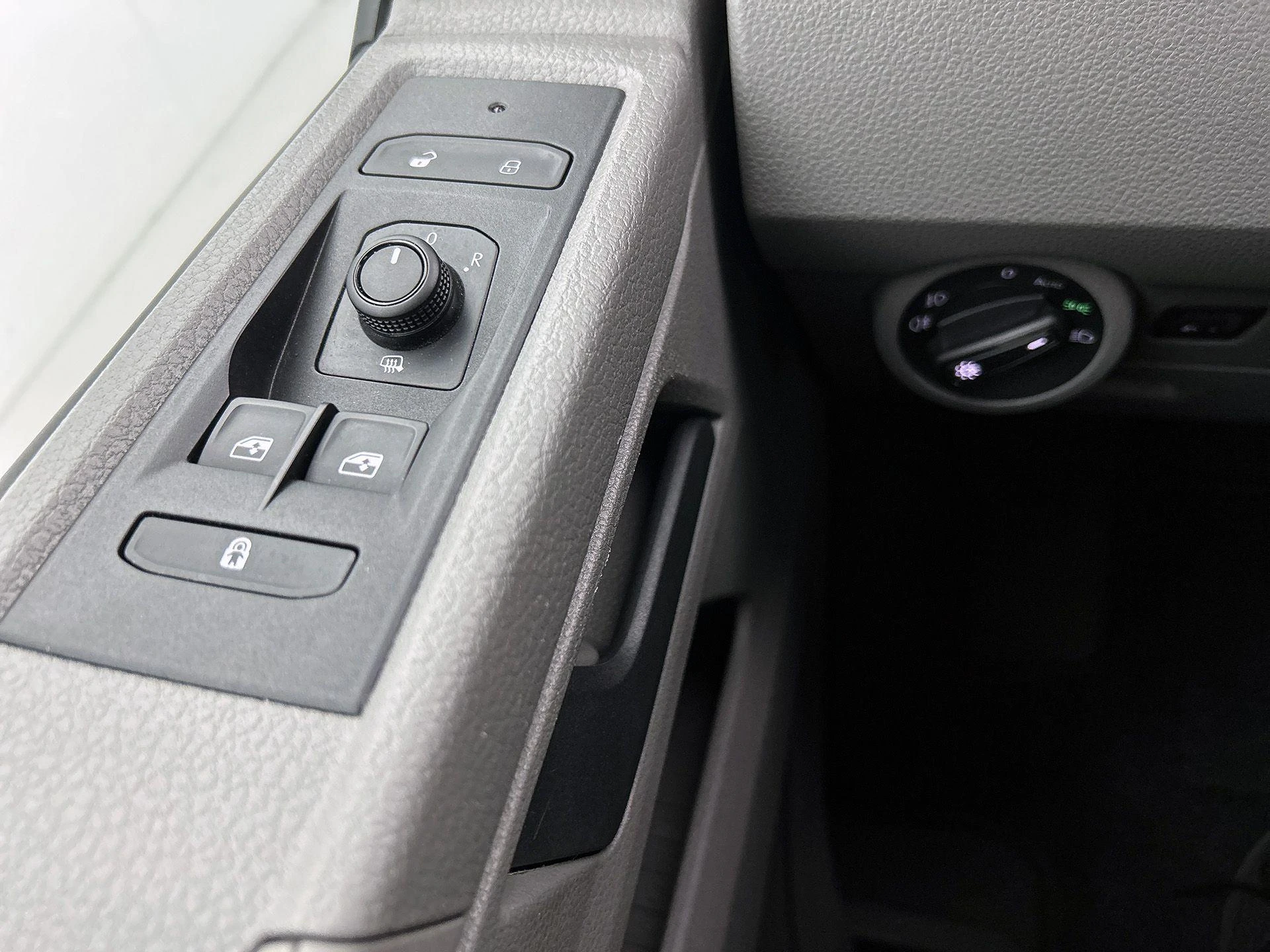 Volkswagen-Transporter-image-27