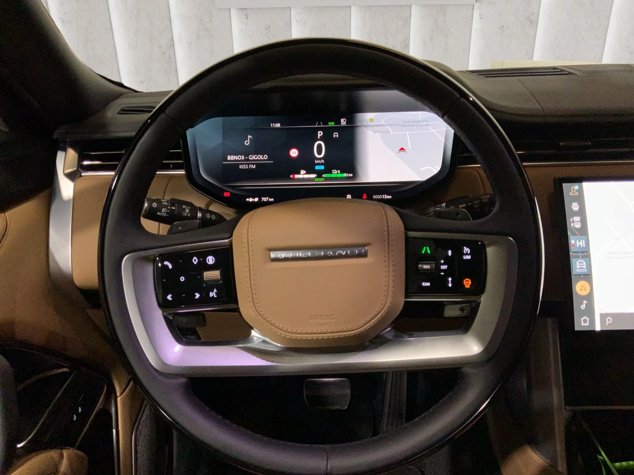 Land Rover-Range Rover-image-12