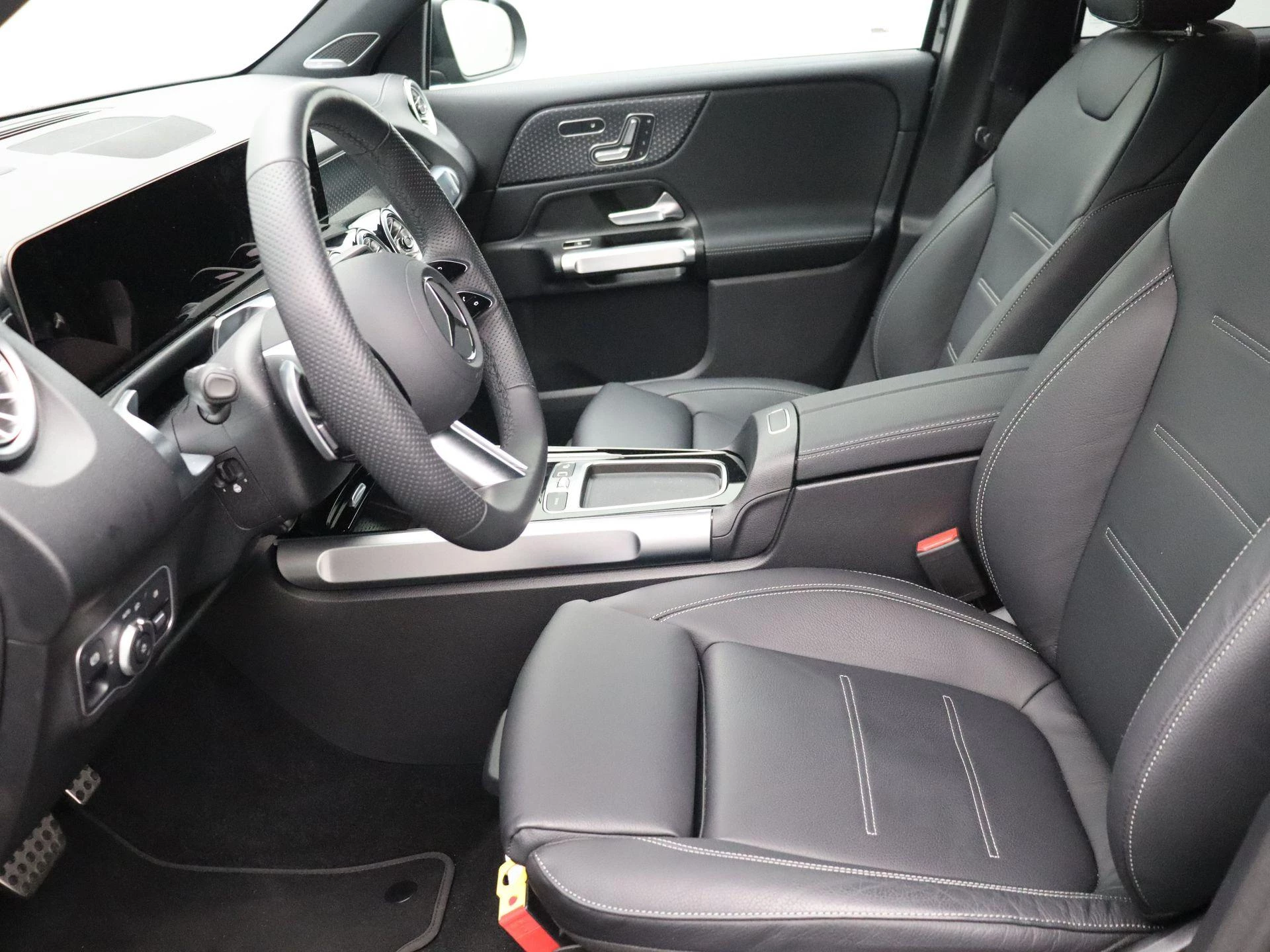 Mercedes-Benz EQB 350 4MATIC AMG Line + LEDER + PANO + BURMESTER + TREKHAAK + HEAD UP +