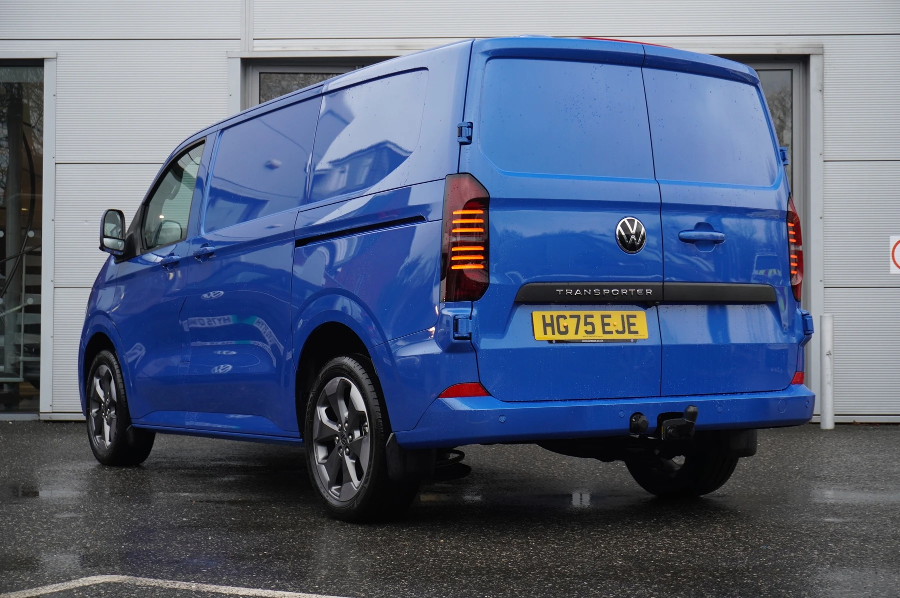 Volkswagen-Transporter-image-2
