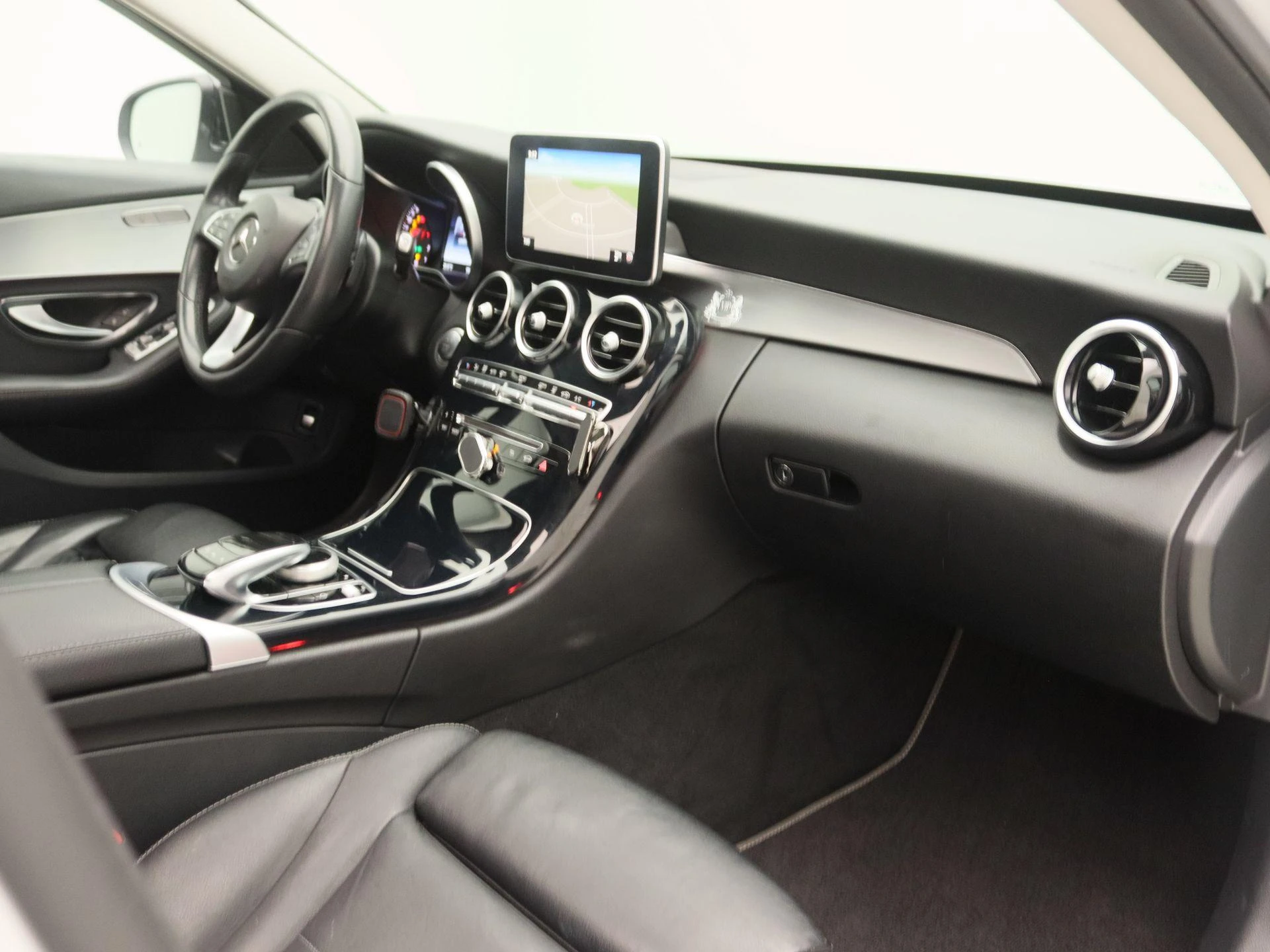 Mercedes-Benz-C-Klasse-image-22