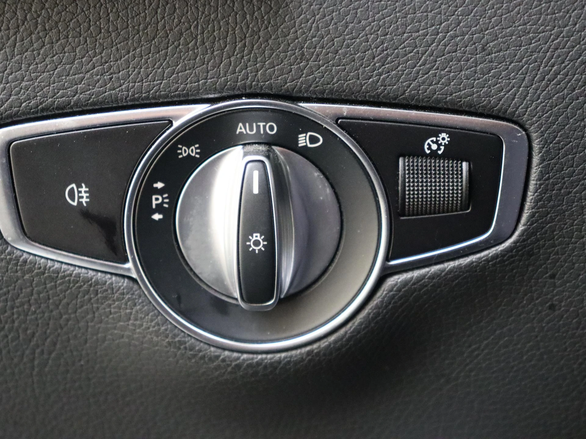 Mercedes-Benz-EQC-image-24