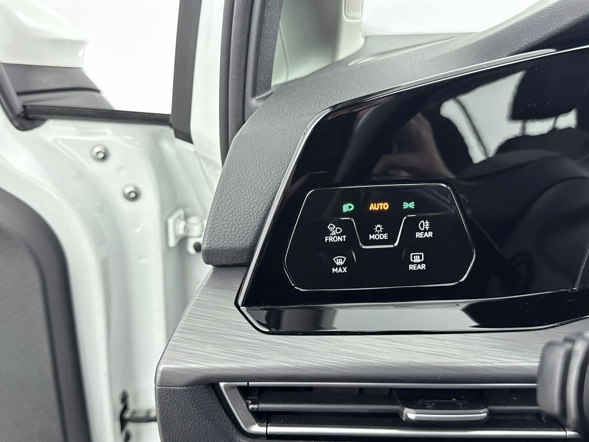 Volkswagen-Golf-image-24
