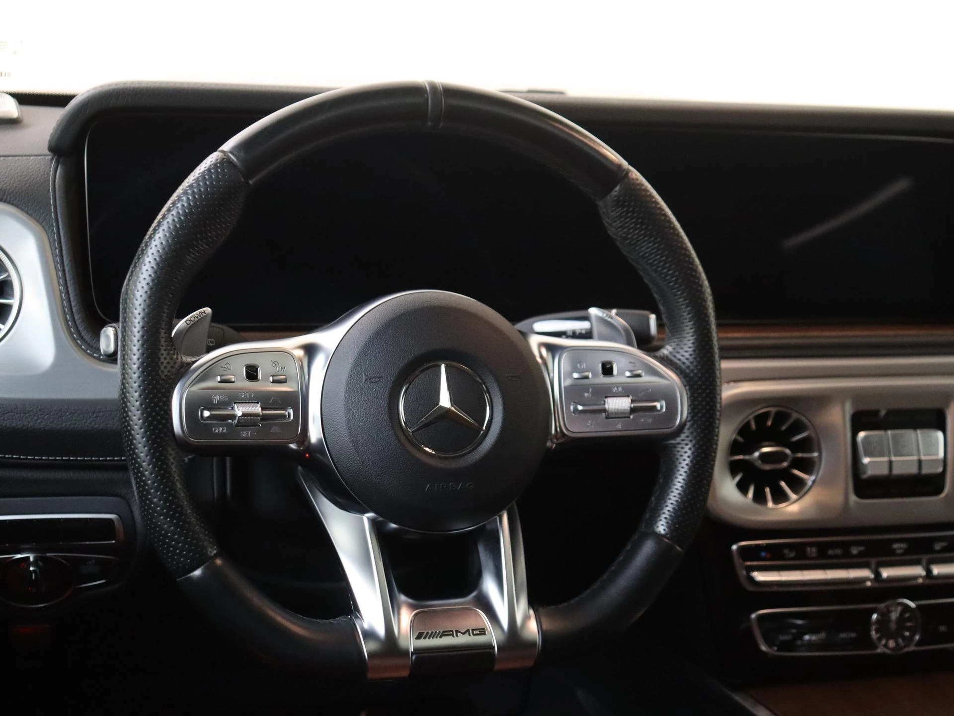 Mercedes-Benz-G-Klasse-image-17