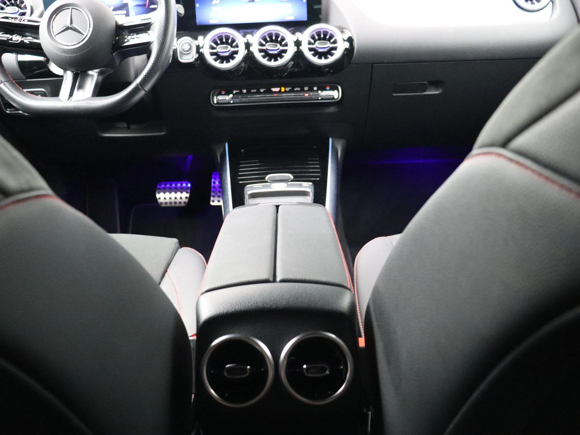 Mercedes-Benz-GLA-image-23