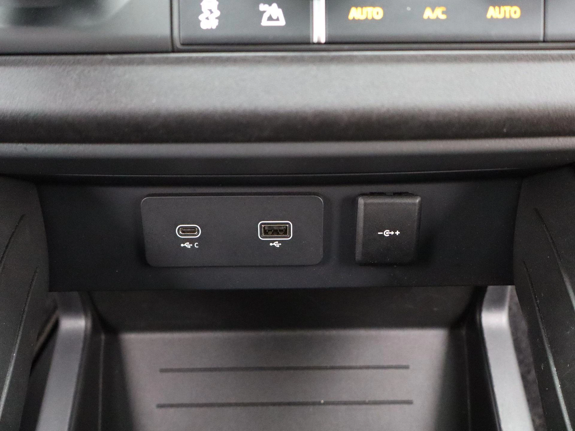 Land Rover-Defender-image-17