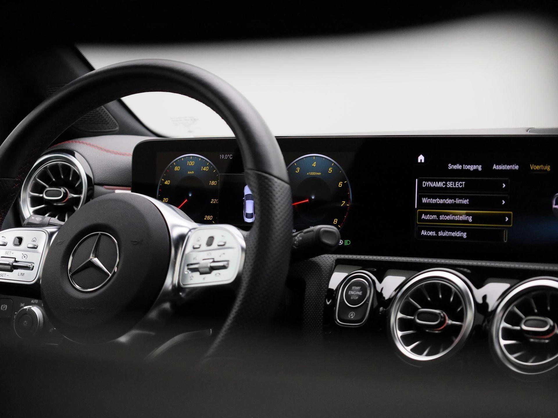 Mercedes-Benz-CLA-image-43