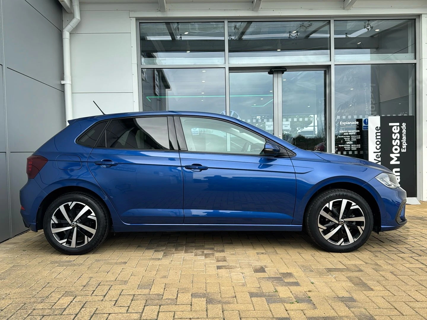 Volkswagen-Polo-image-9