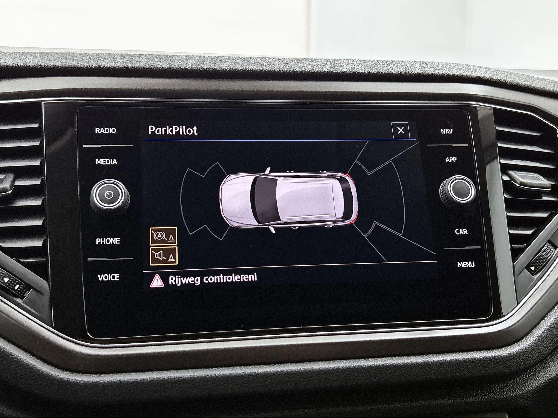 Volkswagen-T-Roc-image-12