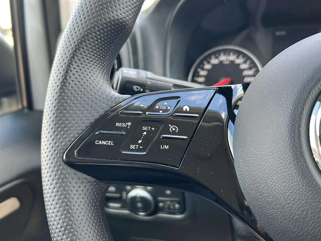 Mercedes-Benz-Vito-image-13