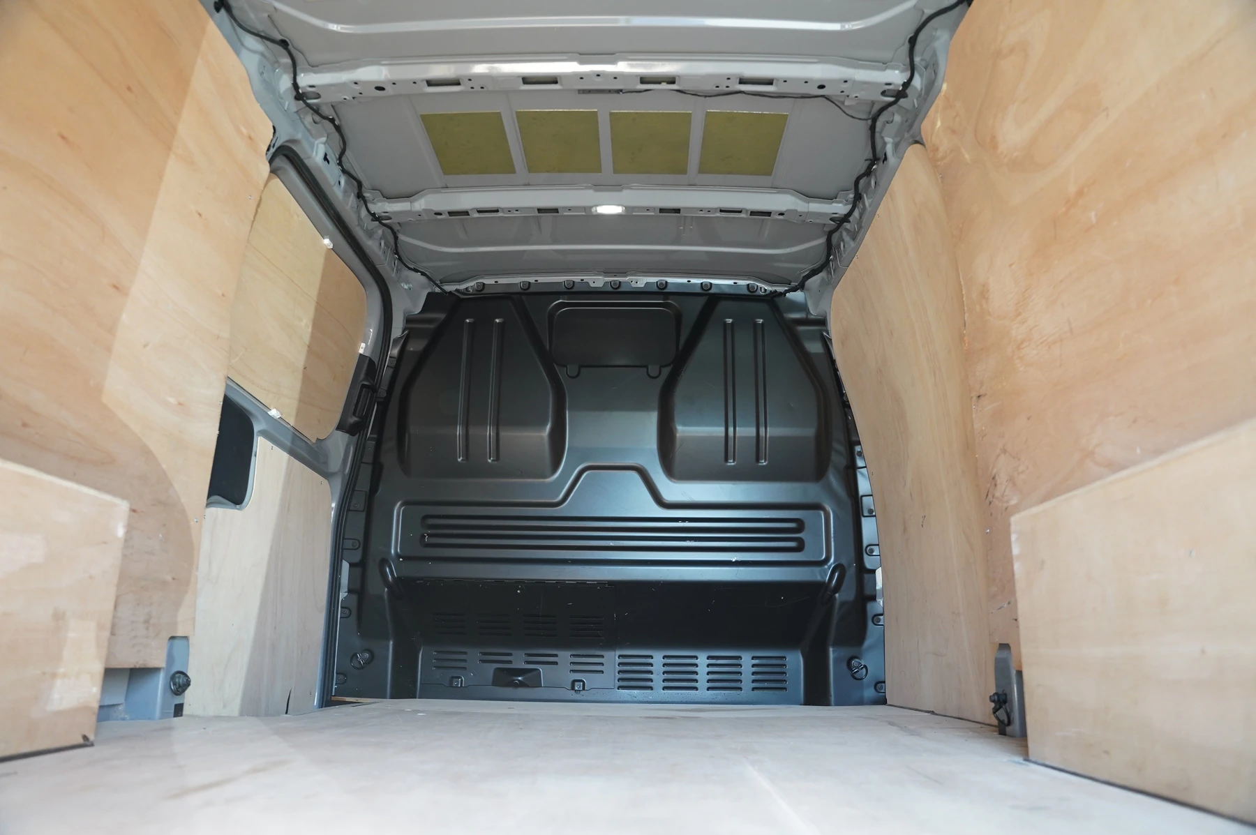 Volkswagen-Transporter-image-9