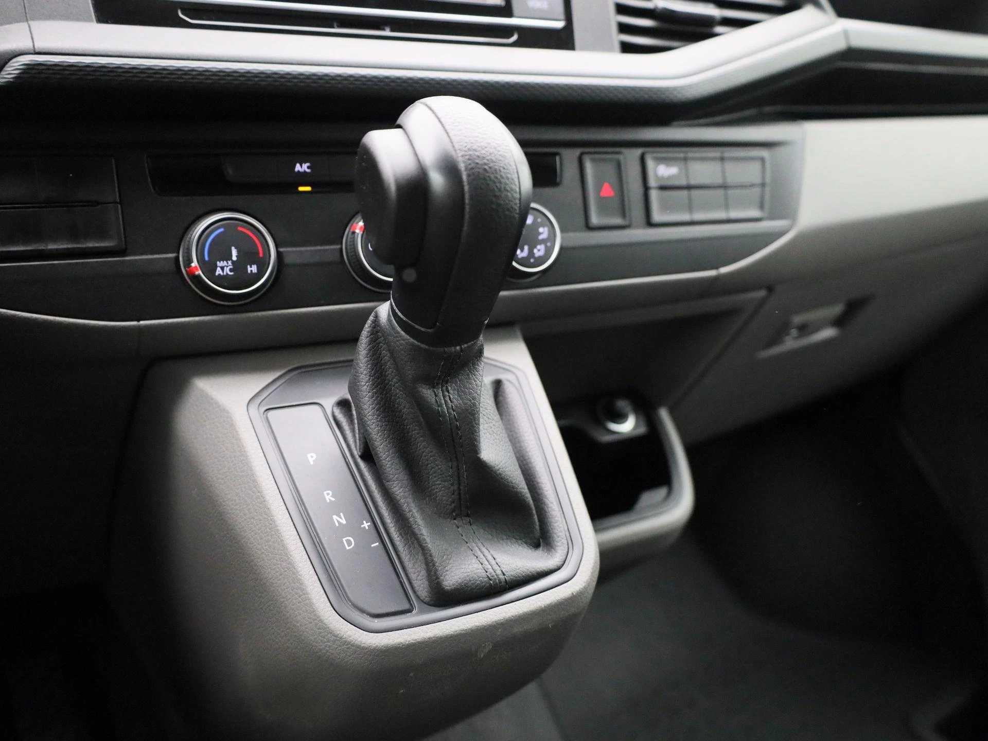 Volkswagen-Transporter-image-9