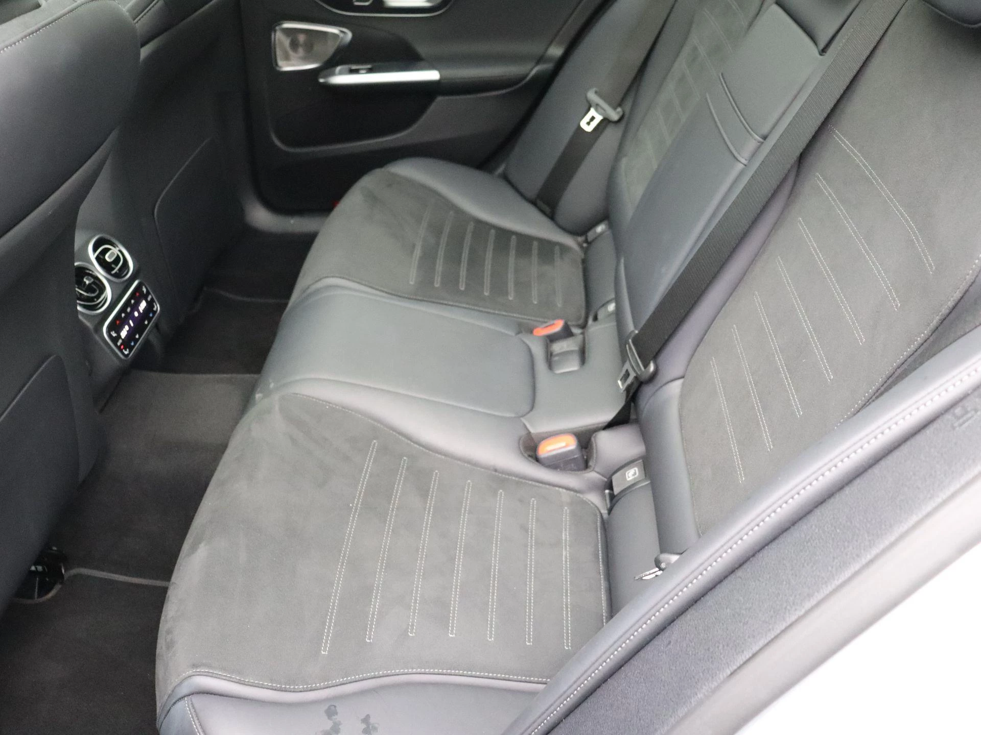 Mercedes-Benz C-Klasse 300 e AMG Line Estate + PANORAMISCH DAK + DIGITAL LIGHT + BURMESTER +