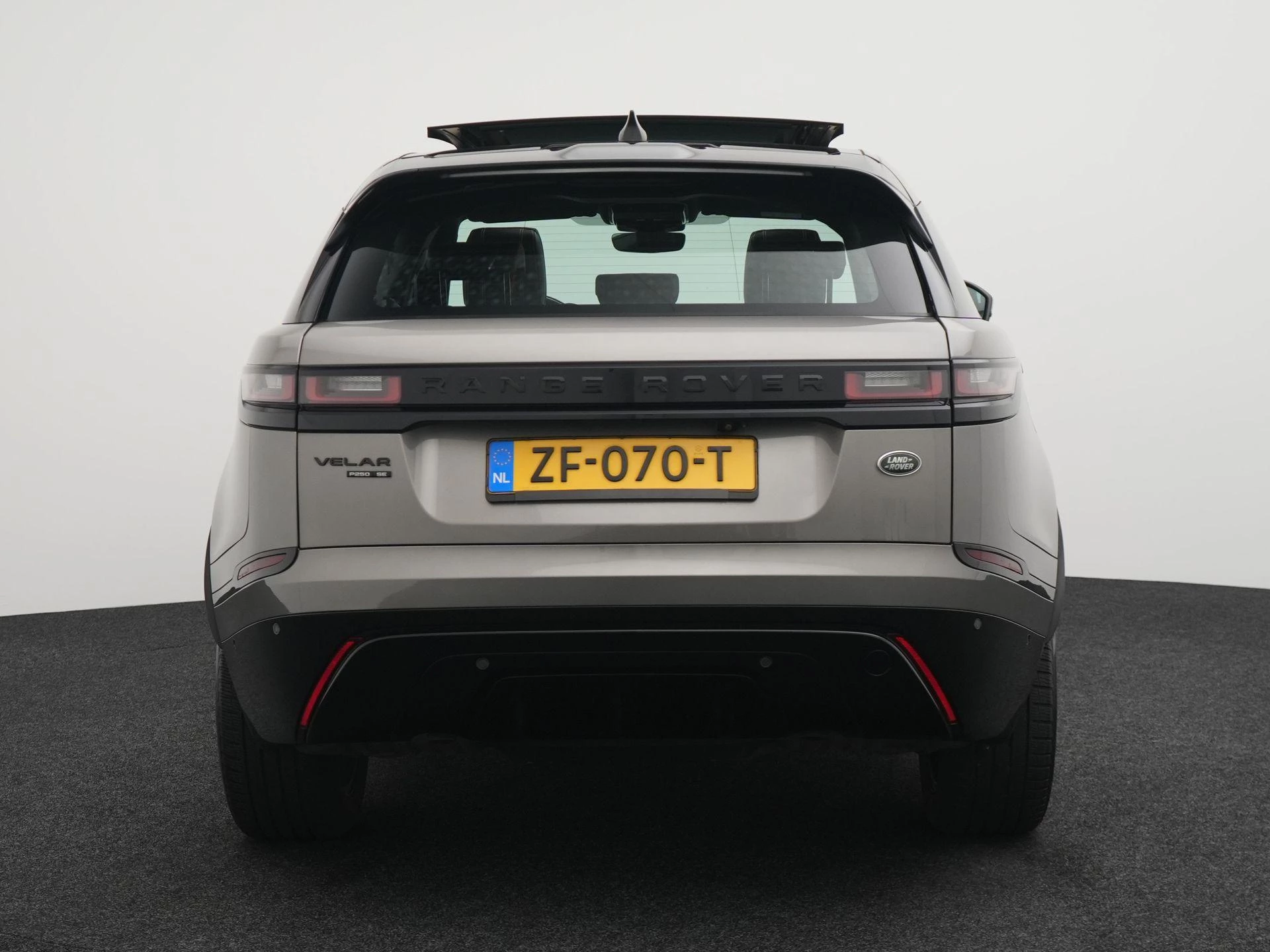 Land Rover-Range Rover Velar-image-4