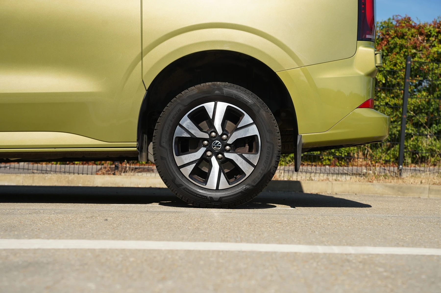 Volkswagen-Transporter-image-31