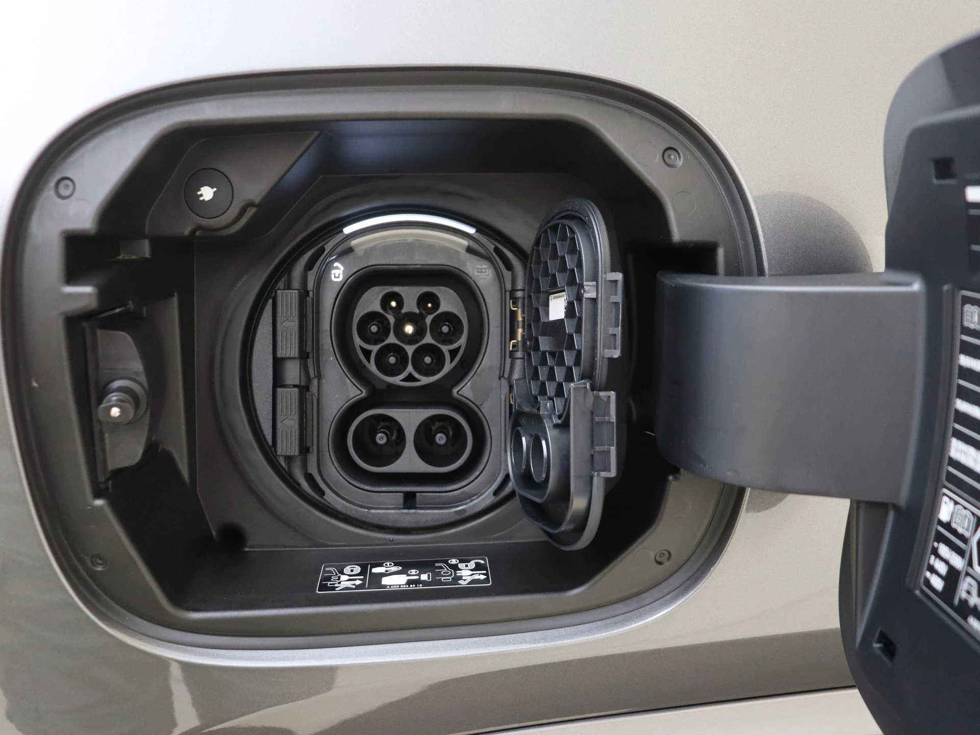 Mercedes-Benz-EQA-image-32