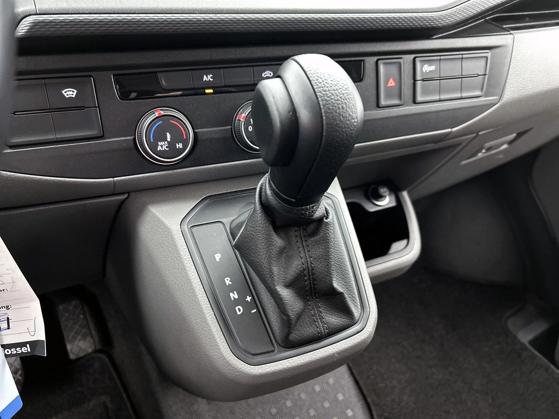 Volkswagen-Transporter-image-14