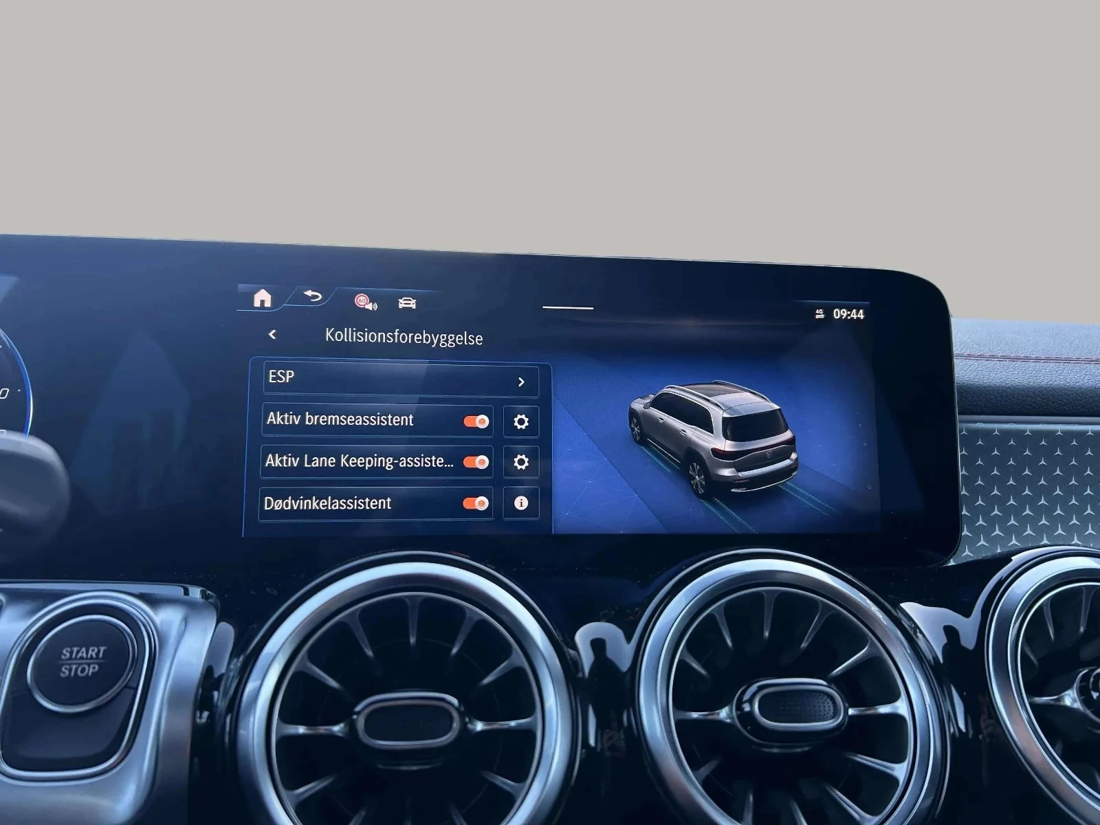 Mercedes-Benz-EQB-image-19