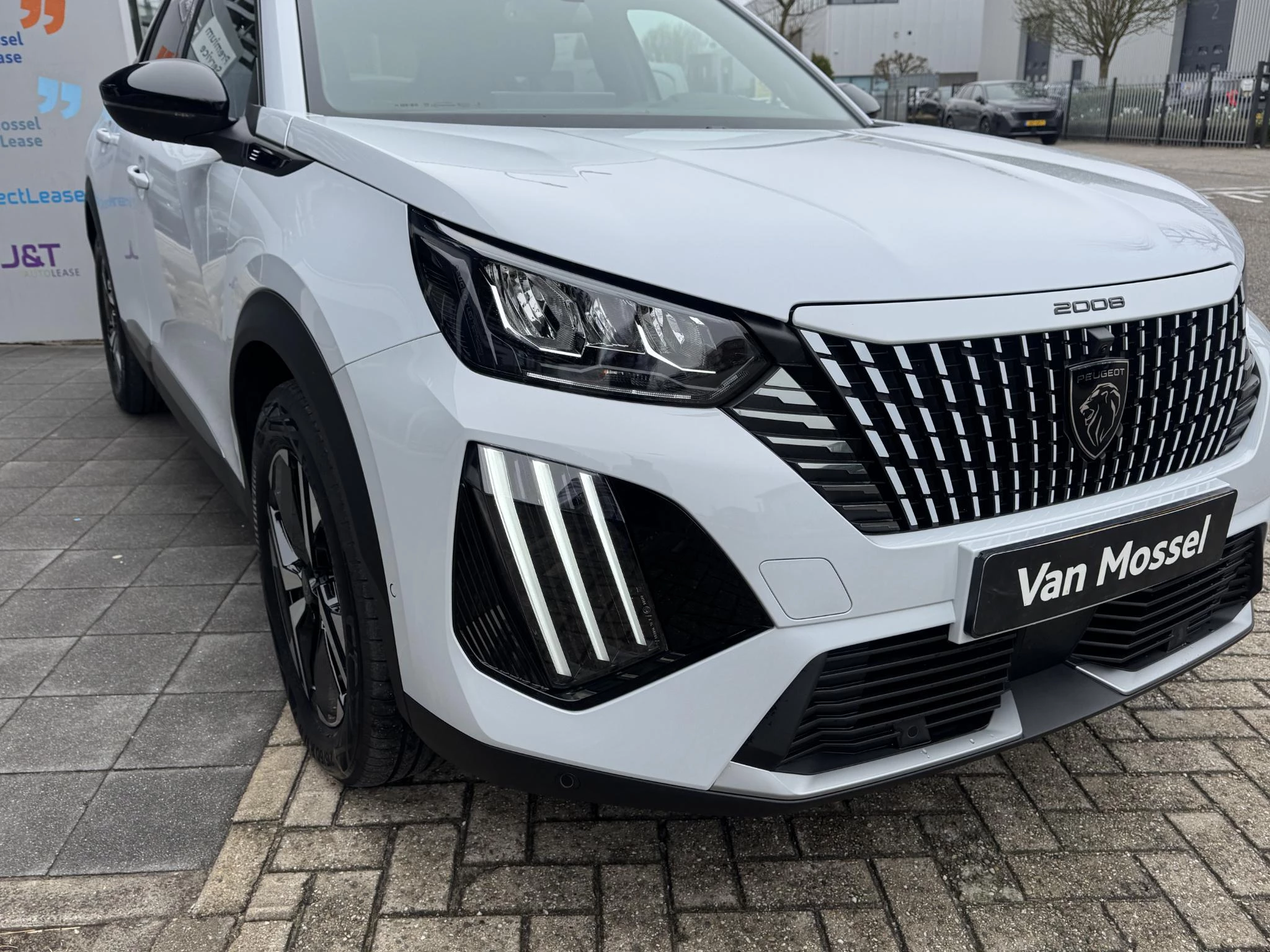 Peugeot-e-2008-image-6