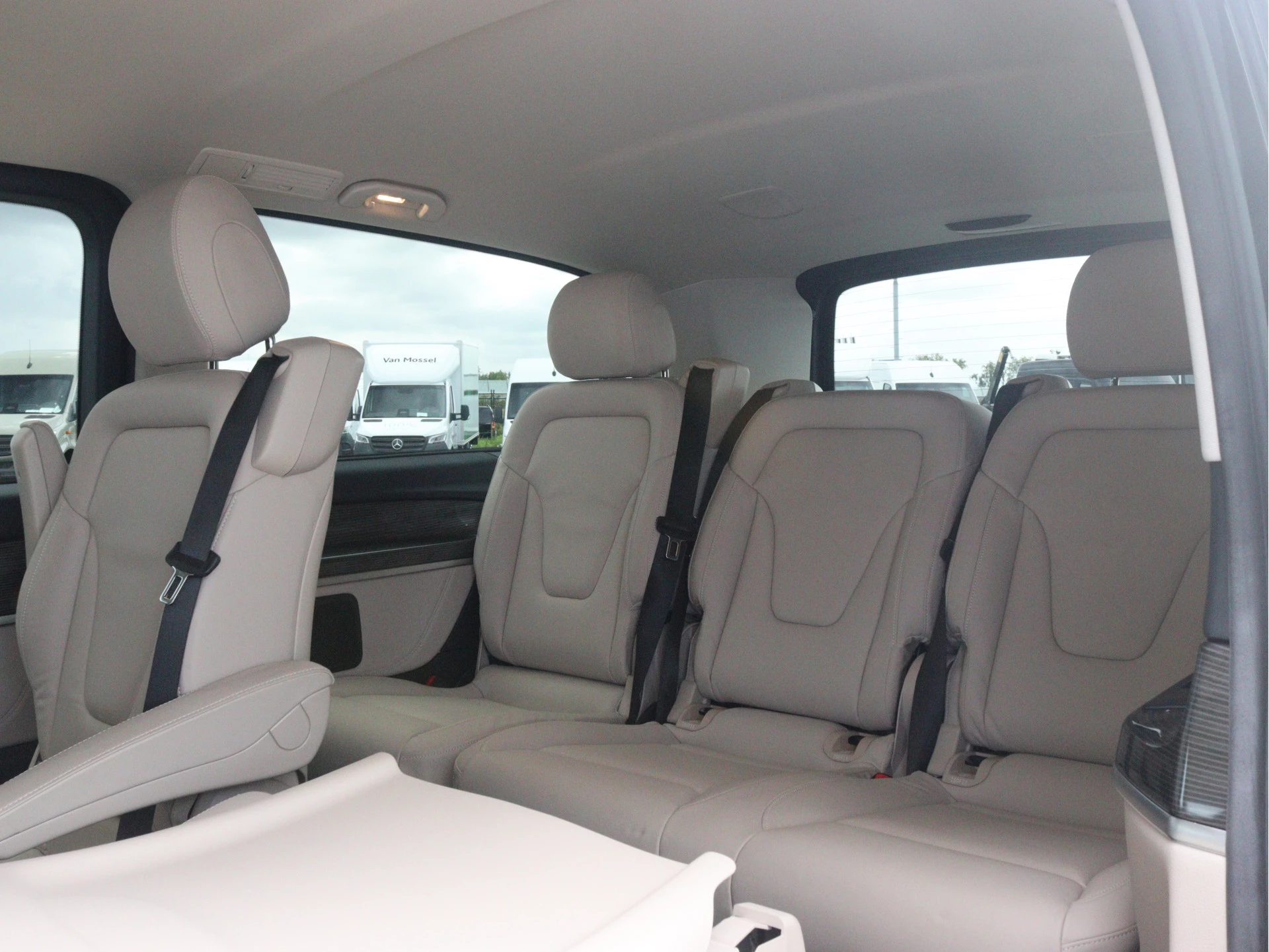 Mercedes-Benz-V-Klasse-image-4