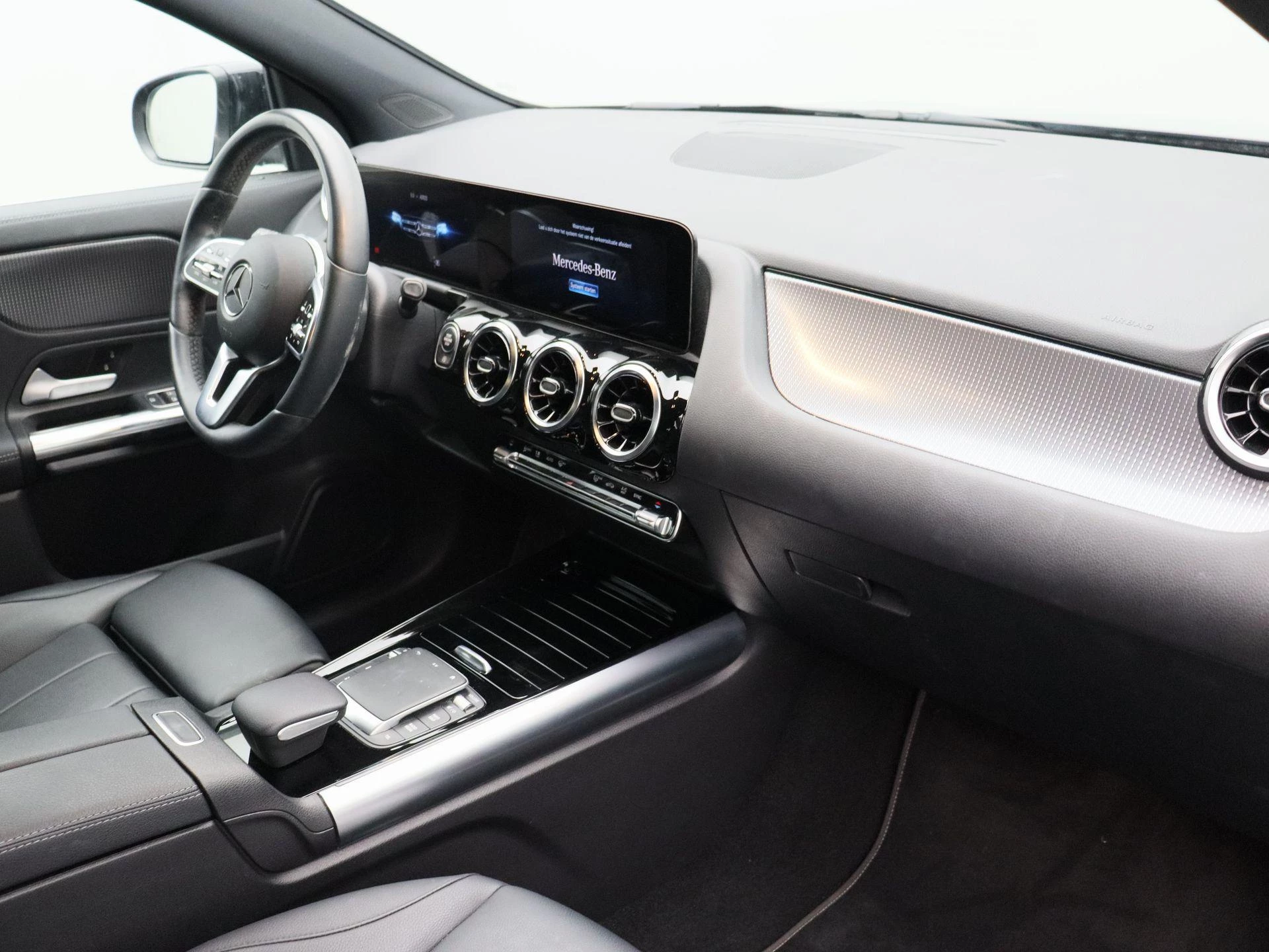 Mercedes-Benz GLA 200 d Business Solution + CARPLAY + SENSOREN + CAMERA + LED +