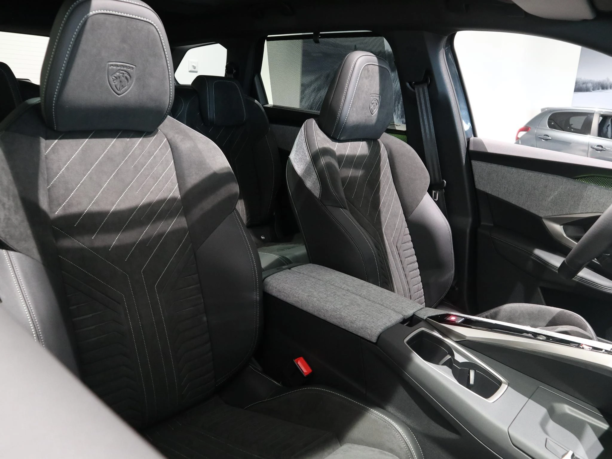 Peugeot-e-5008-image-18