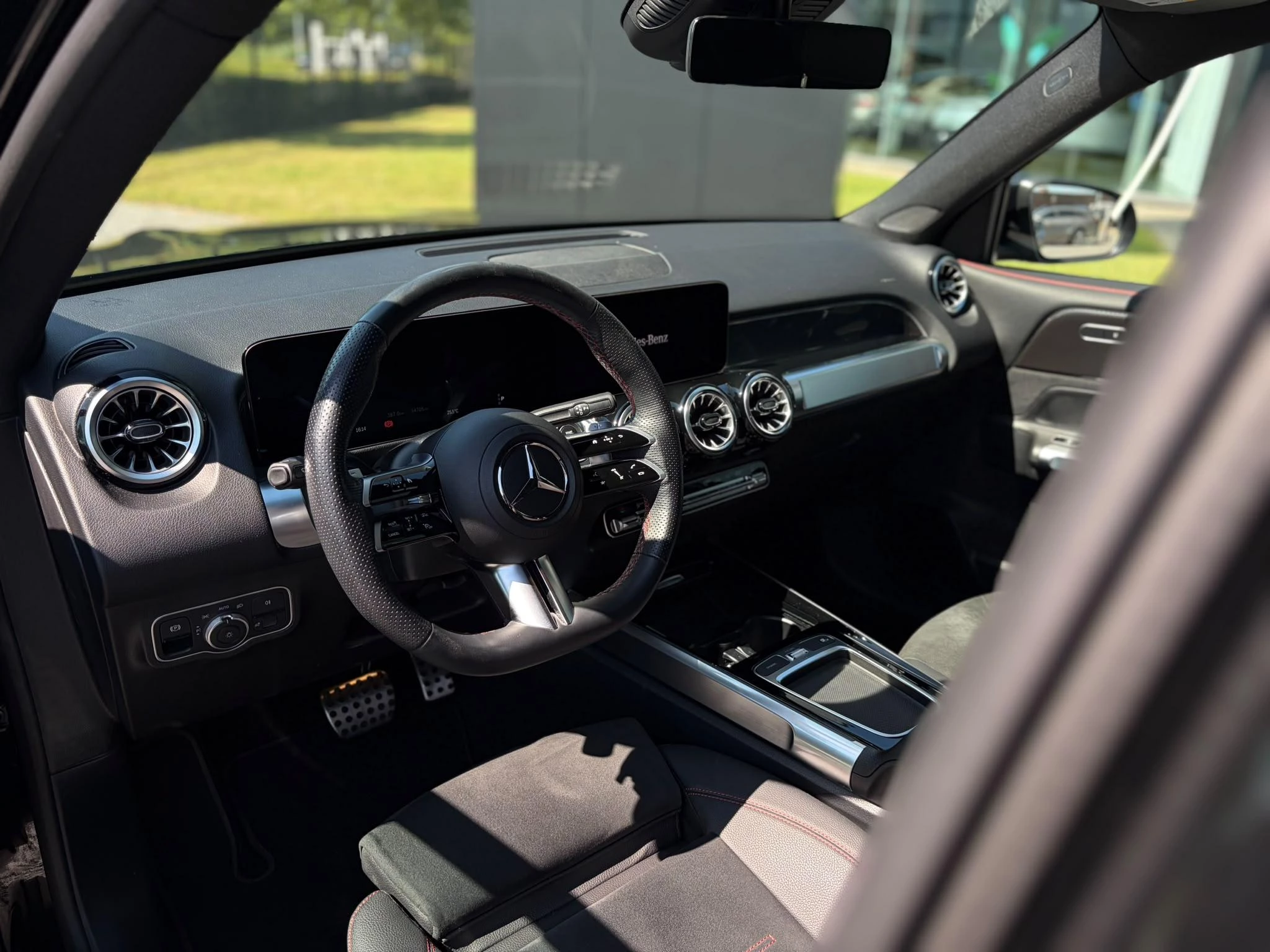 Mercedes-Benz GLB 180 AMG Line + PANO DAK + TREKHAAK + CARPLAY + SURROUND VIEW +