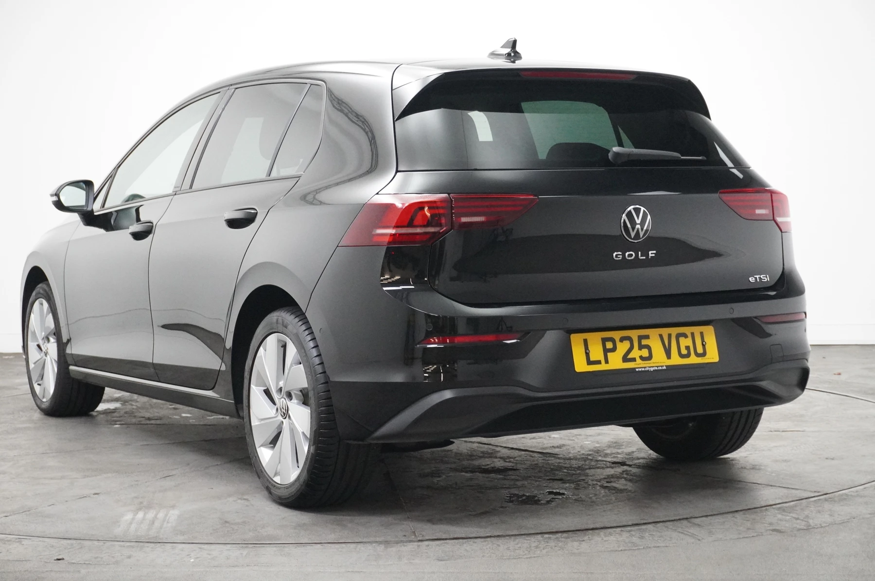 Volkswagen-Golf-image-2