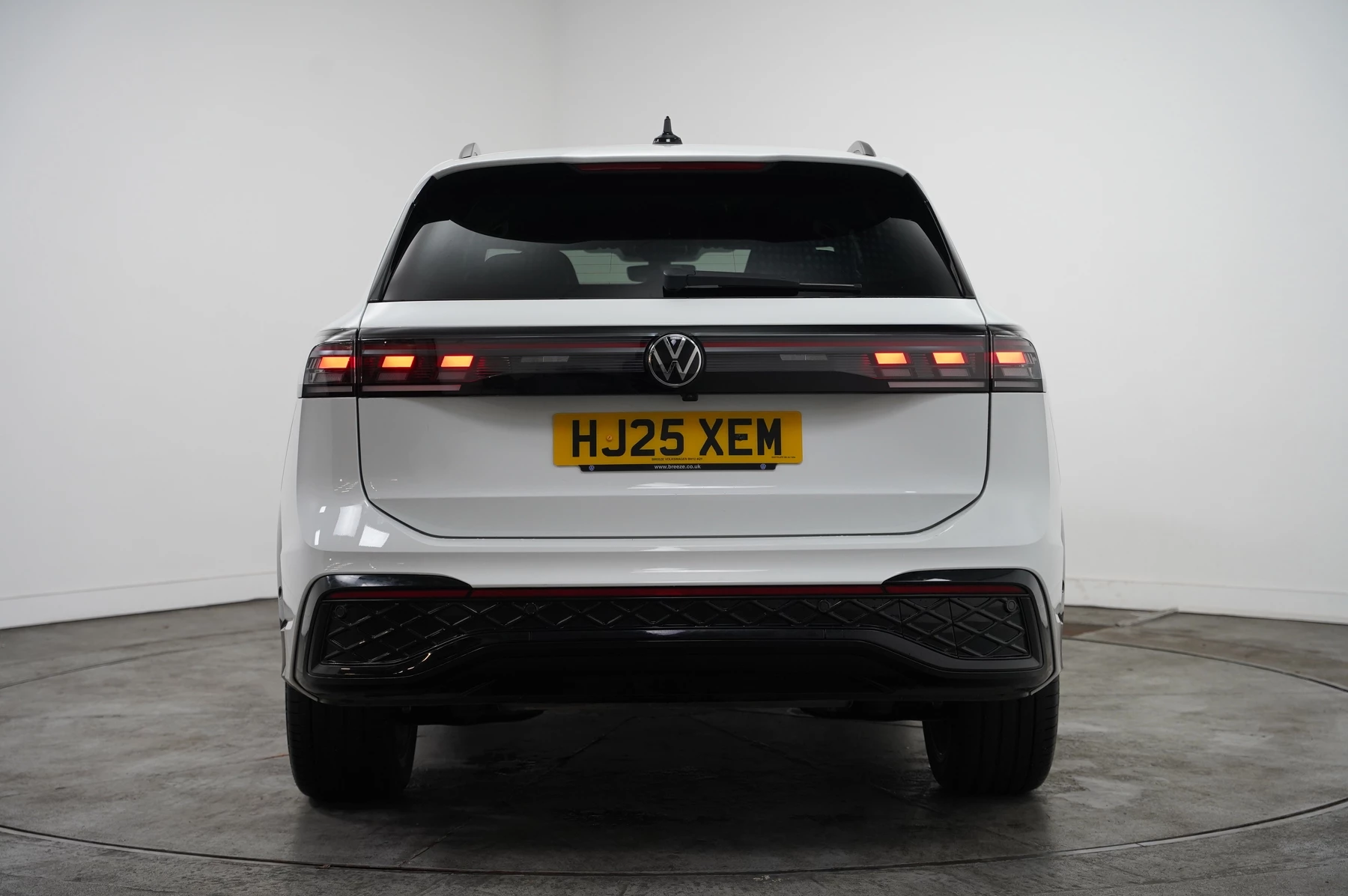 Volkswagen-Tiguan-image-12