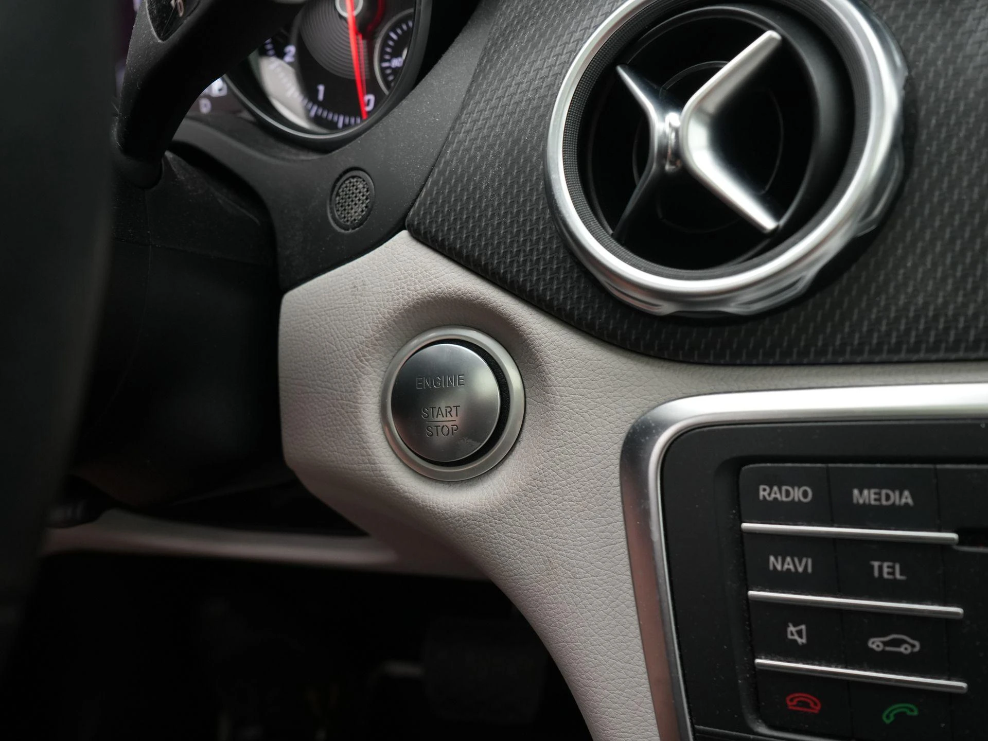 Mercedes-Benz-GLA-image-25