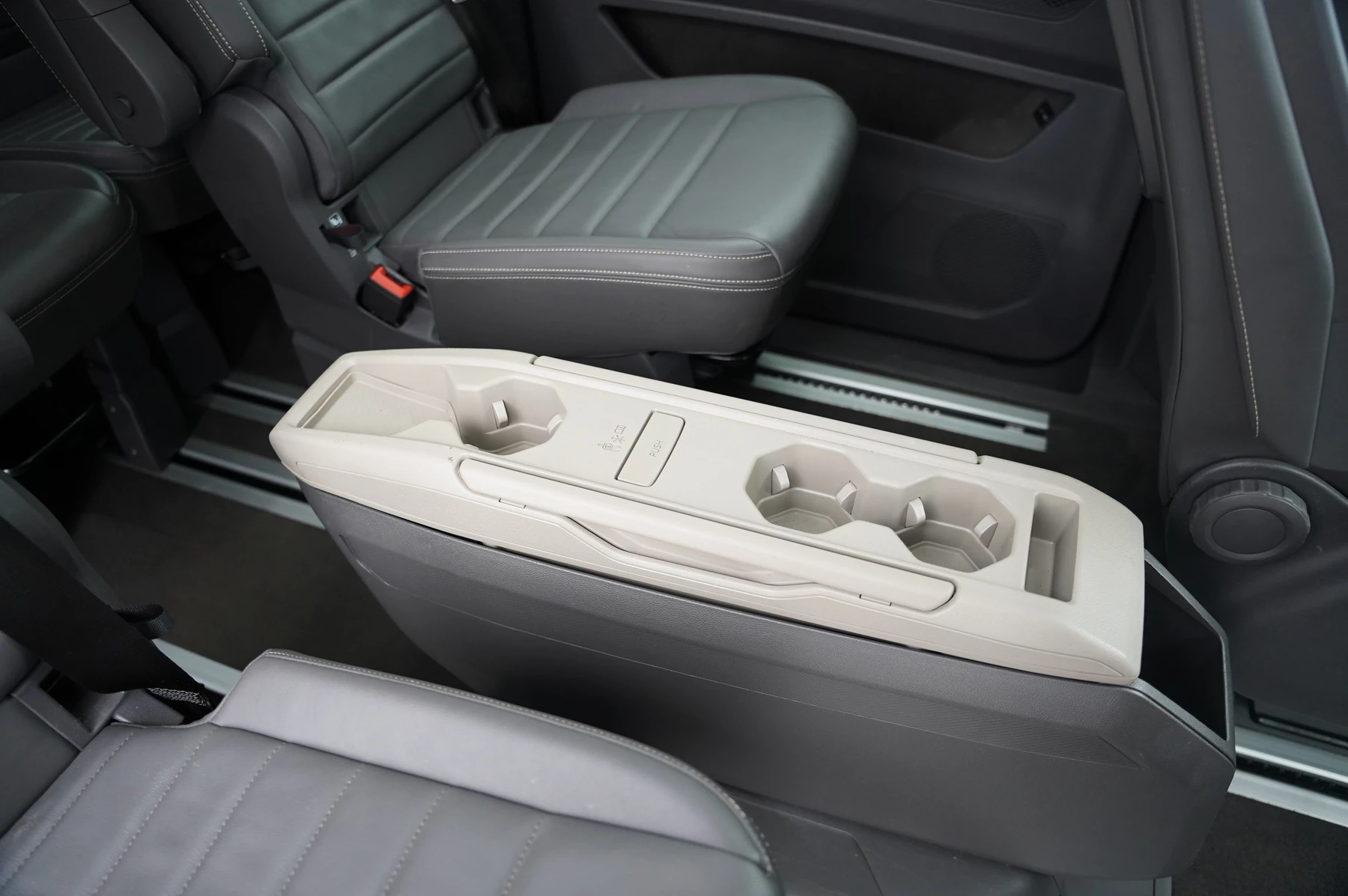 Volkswagen-Multivan-image-27
