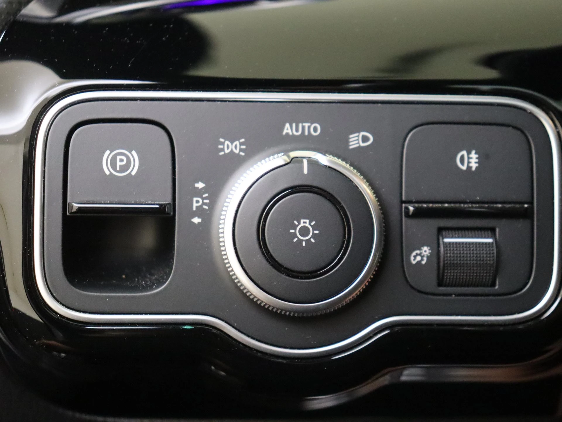 Mercedes-Benz-CLA-image-25