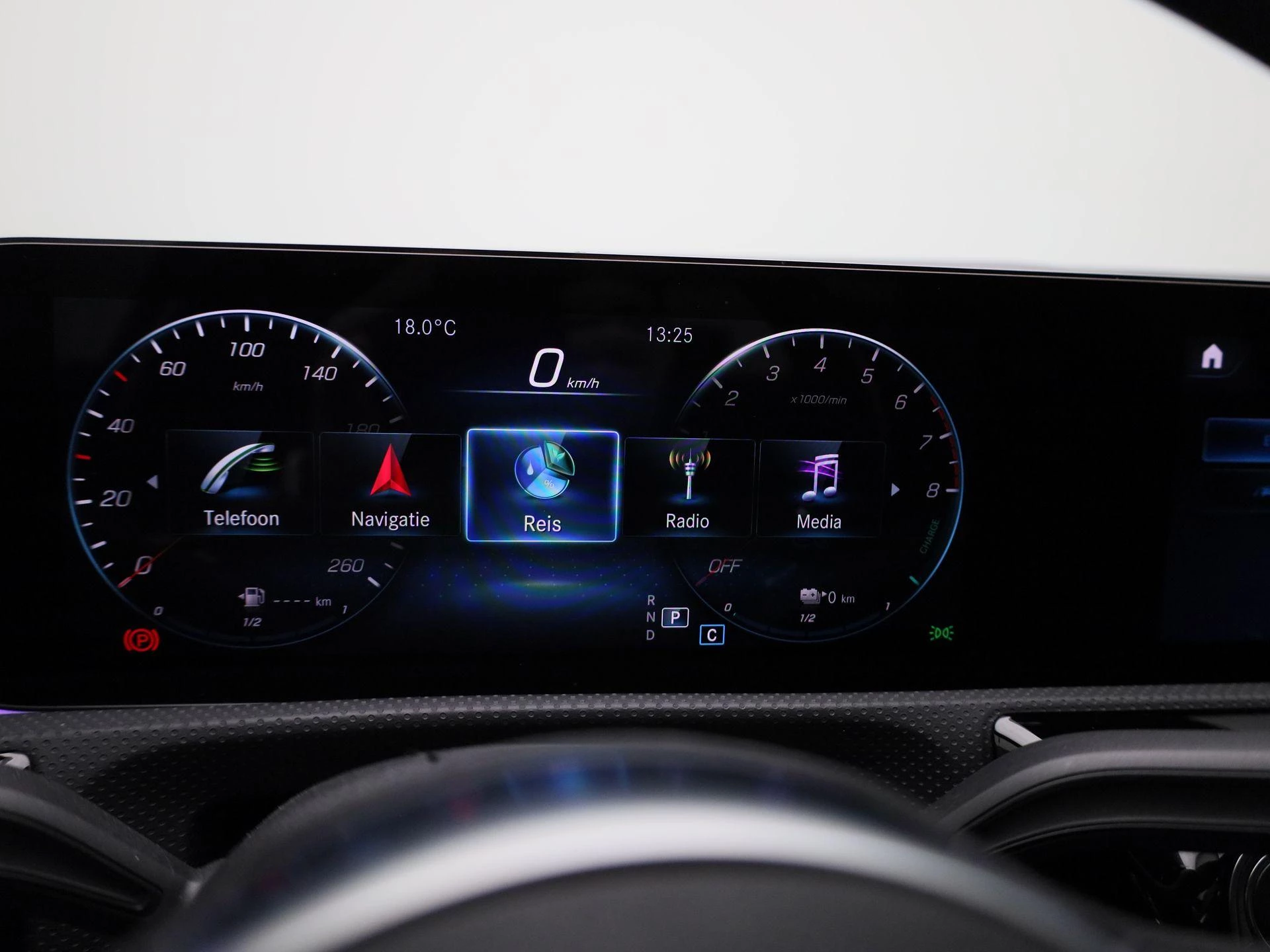 Mercedes-Benz-CLA-image-25