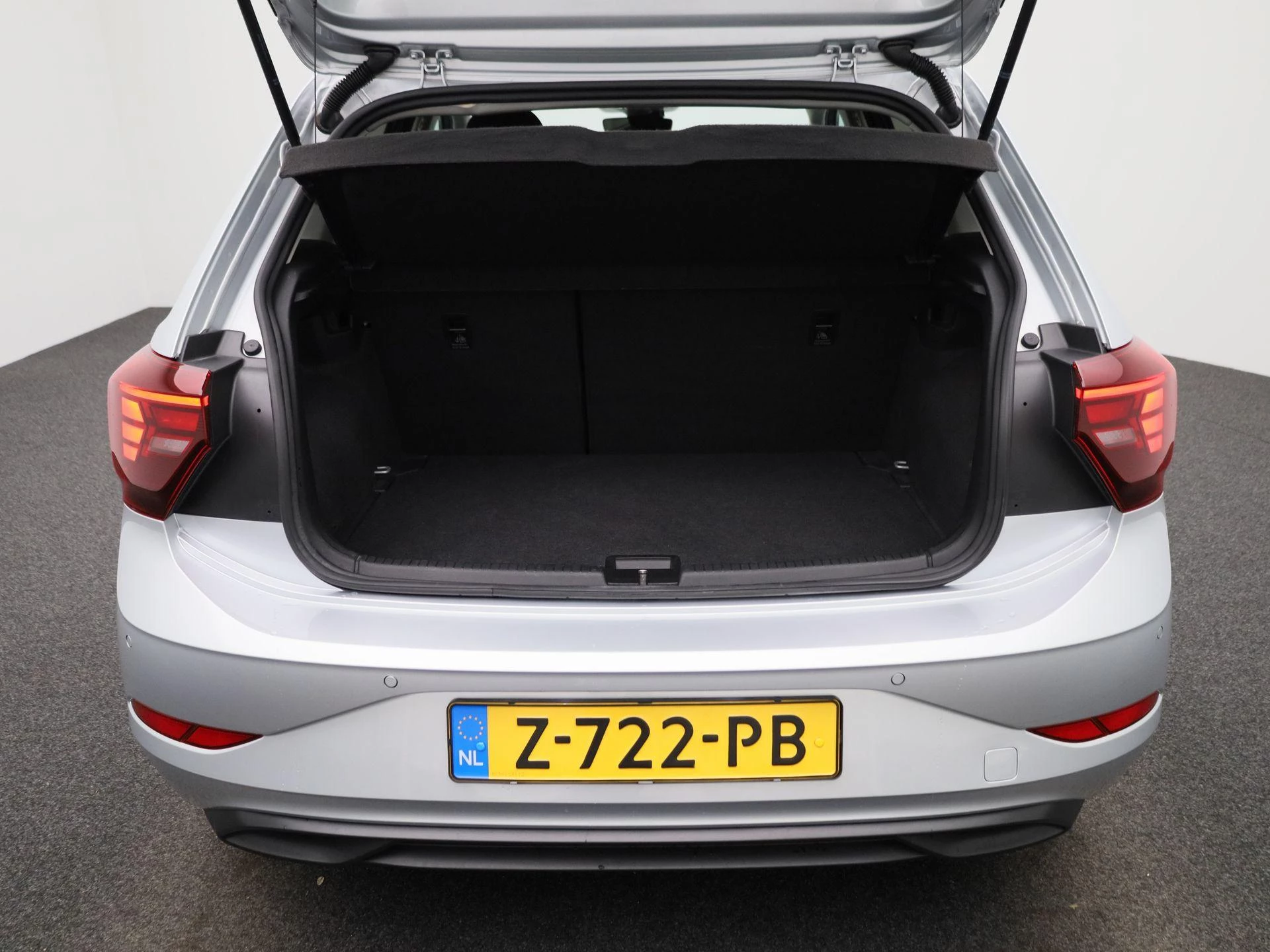 Volkswagen-Polo-image-9