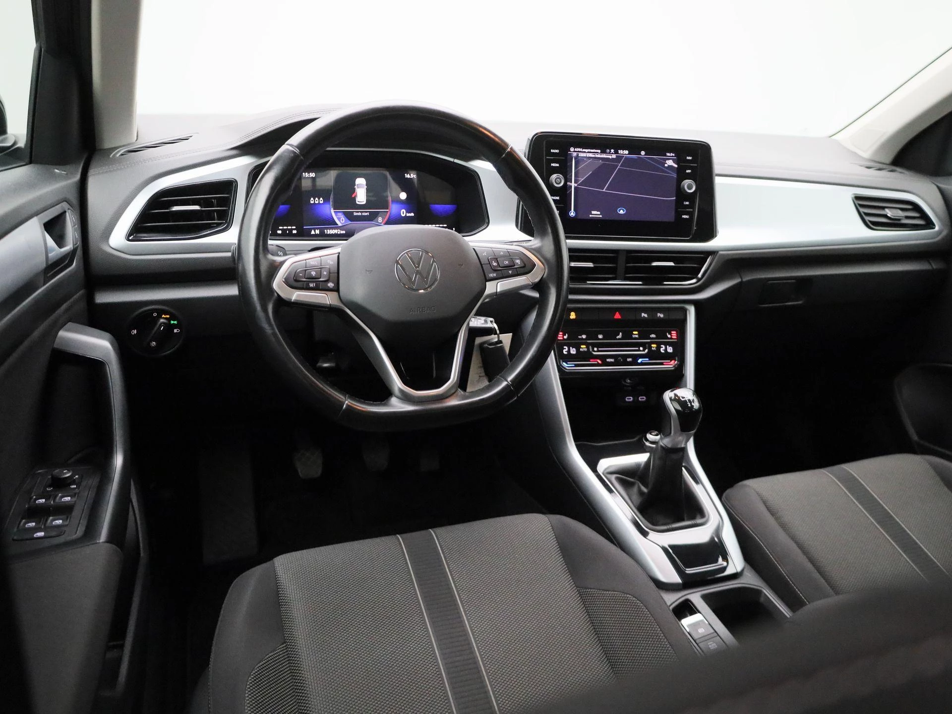 Volkswagen-T-Roc-image-6