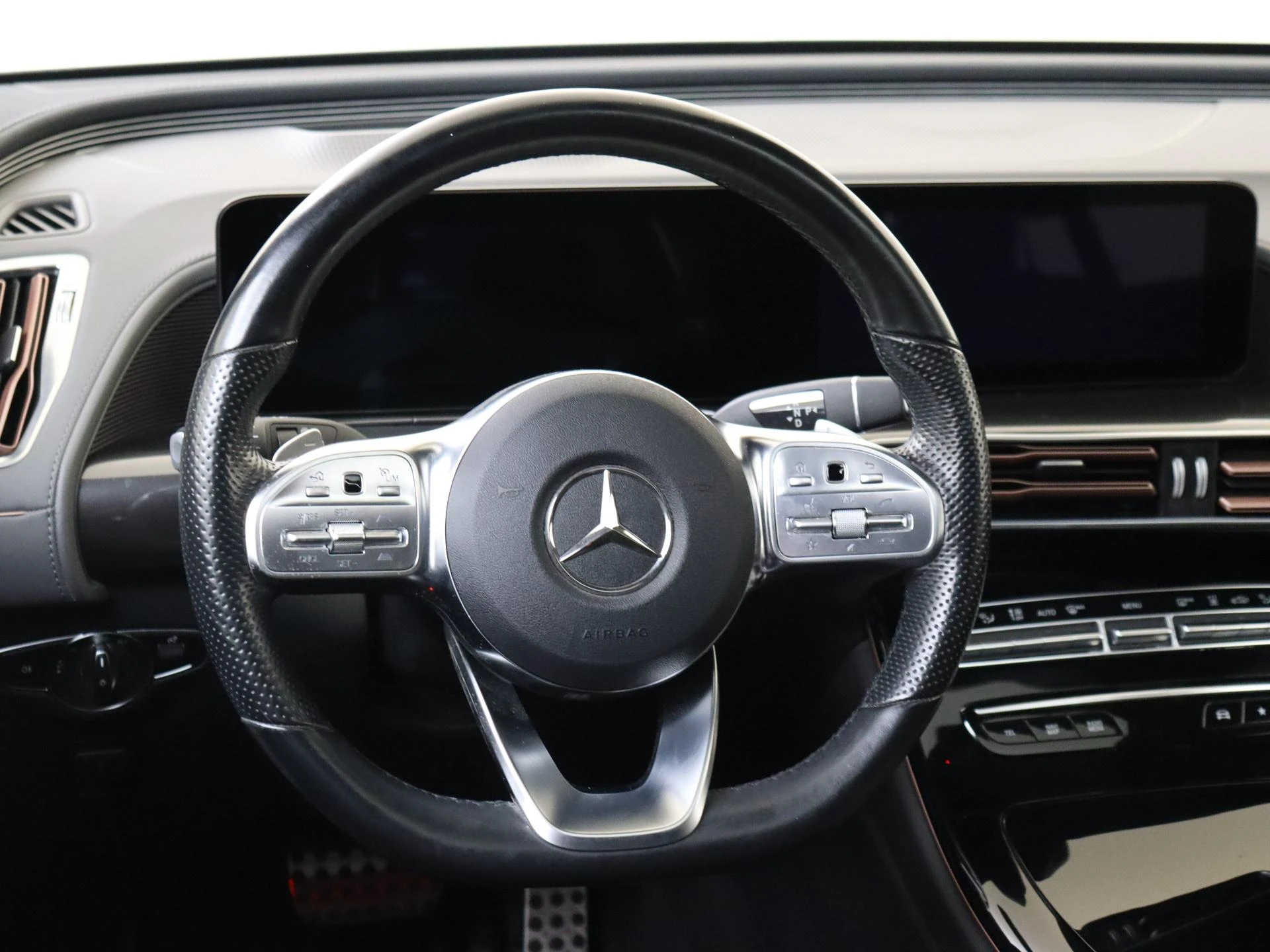 Mercedes-Benz-EQC-image-9