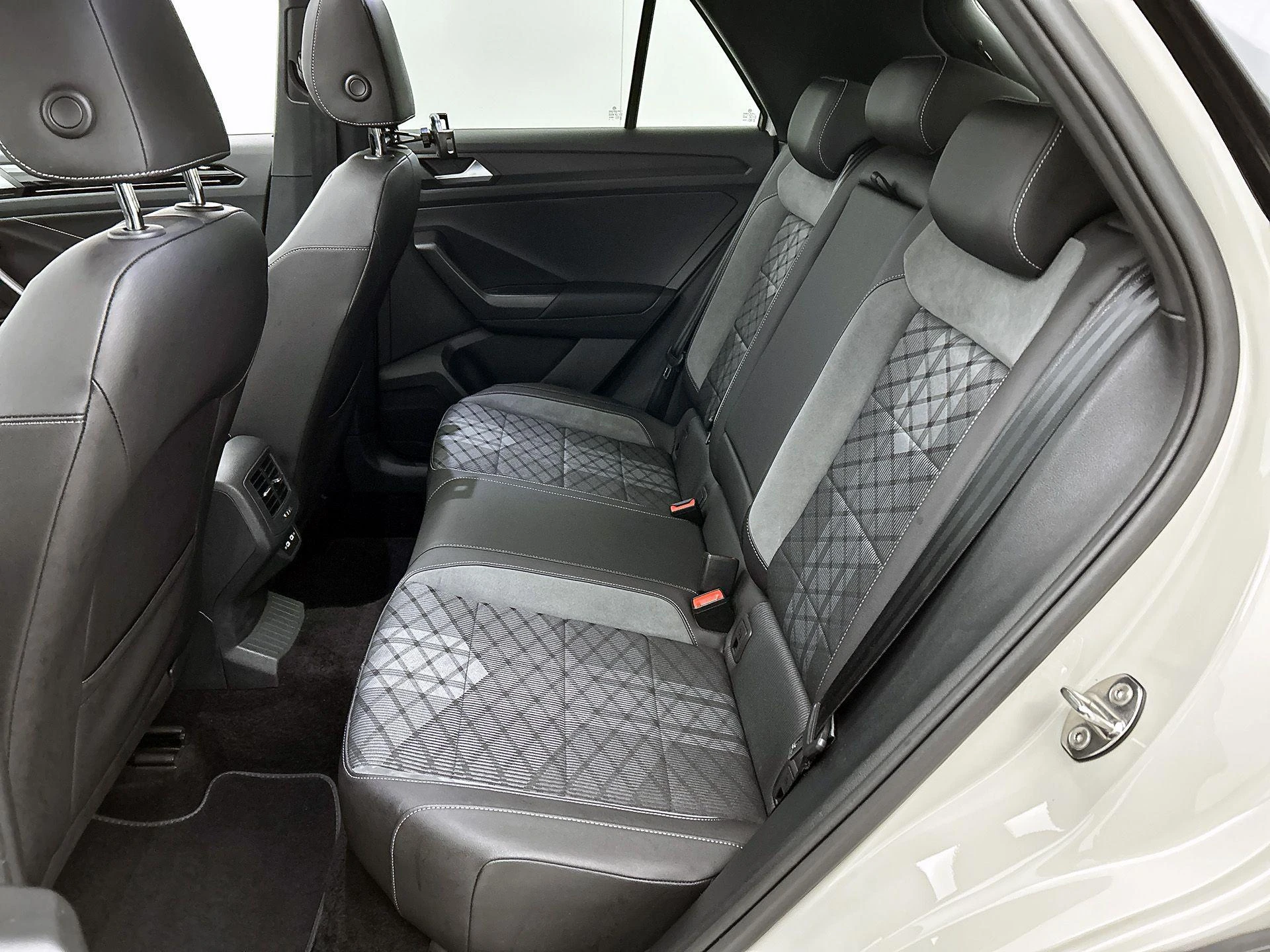 Volkswagen-T-Roc-image-26