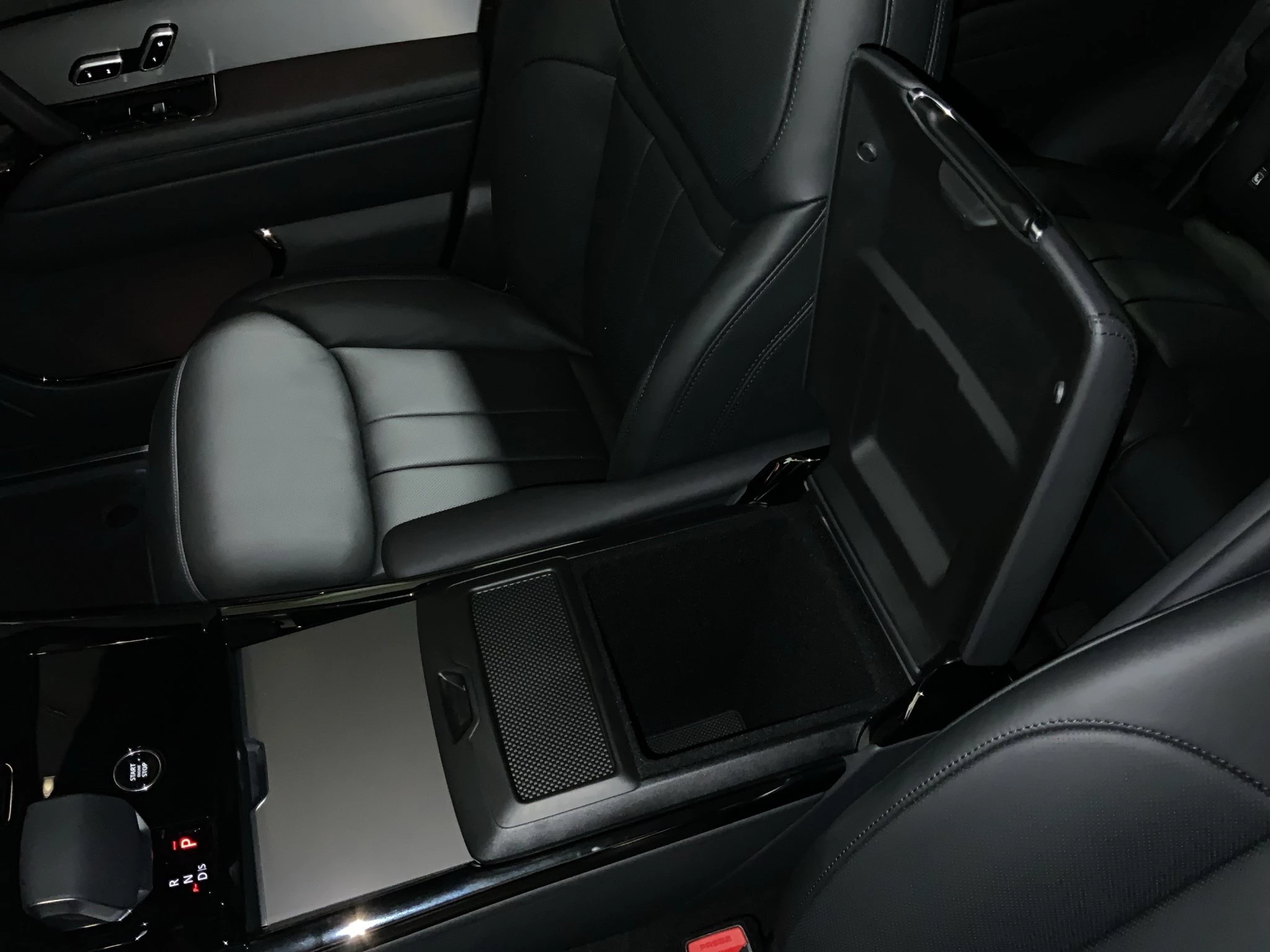 Land Rover Range Rover Sport DYNAMIC HSE 3.0 P460e PHEV AWD Geländewagen. 338 kW. 5-türig