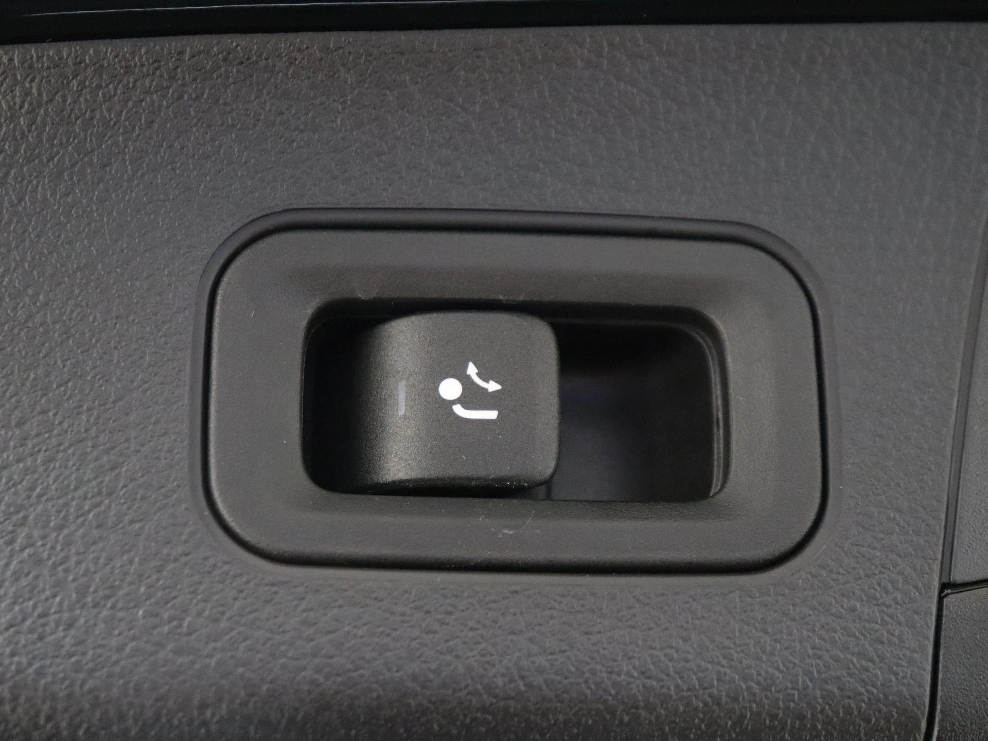 Mercedes-Benz-GLA-image-31